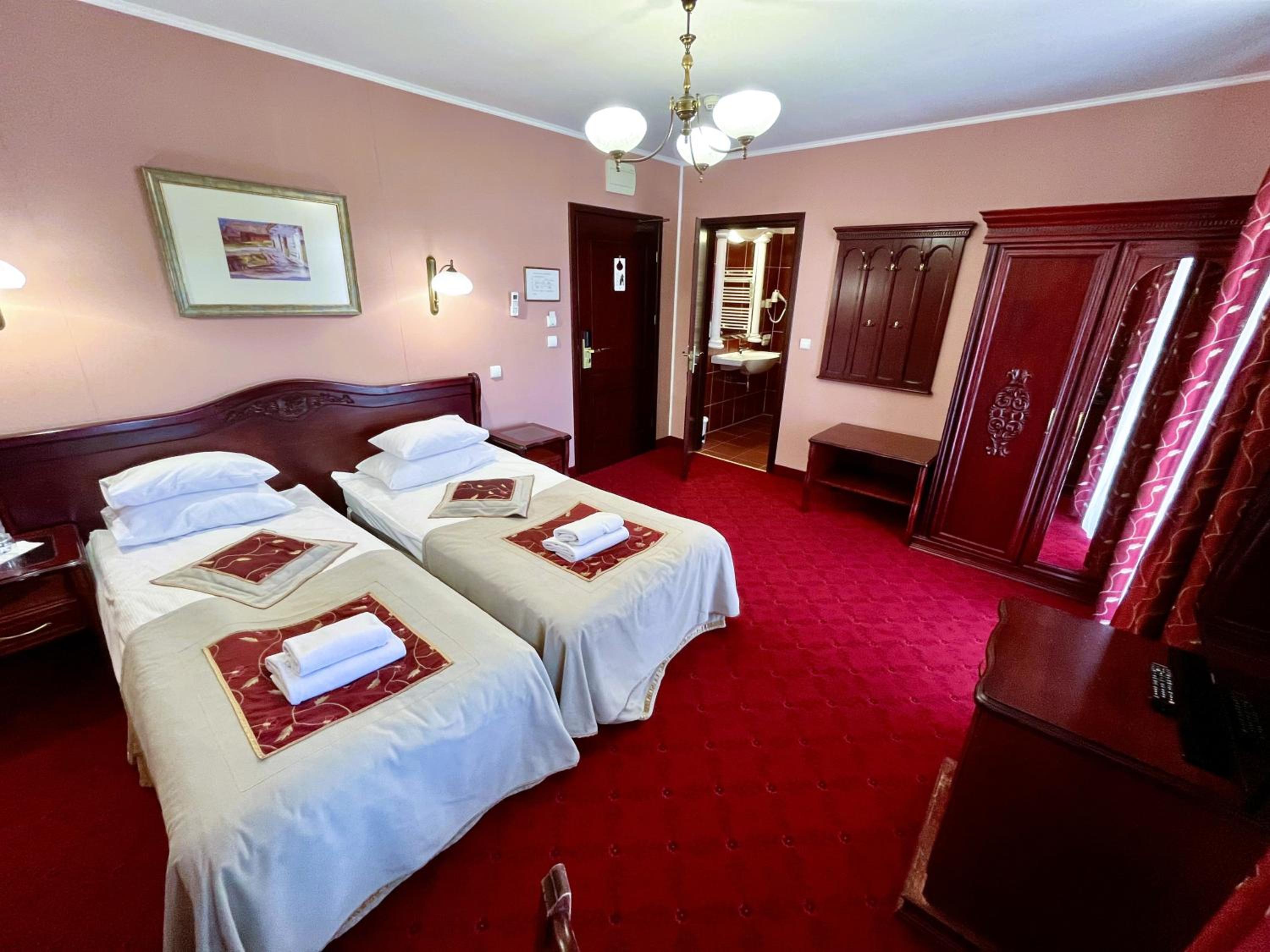 Twin Room - Photo 11