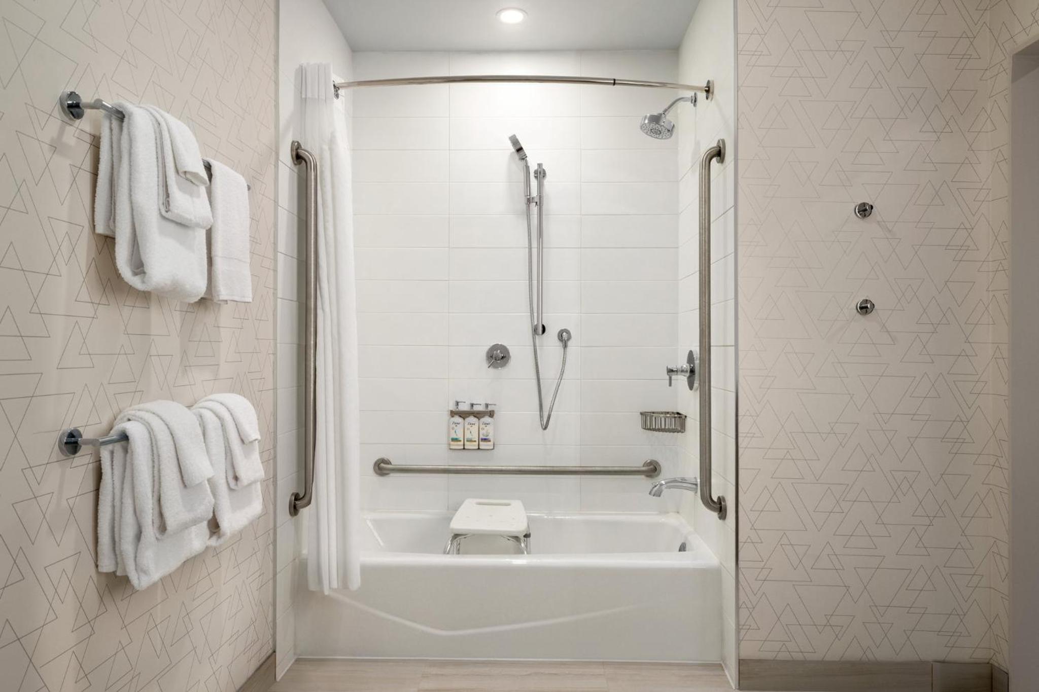 Queen Room with Two Queen Beds - Disability Access photo 3