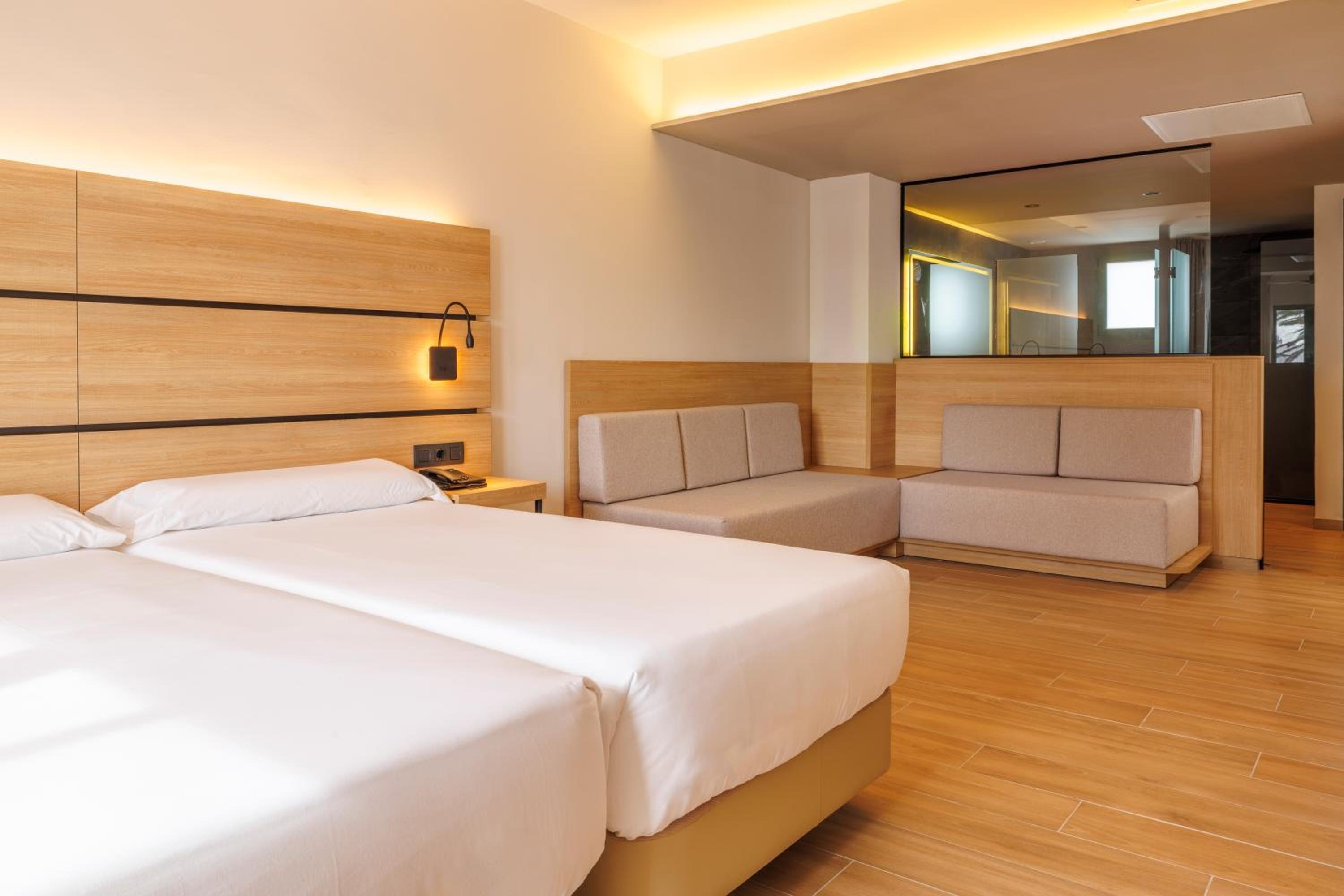 Suite Junior con vista a la piscina