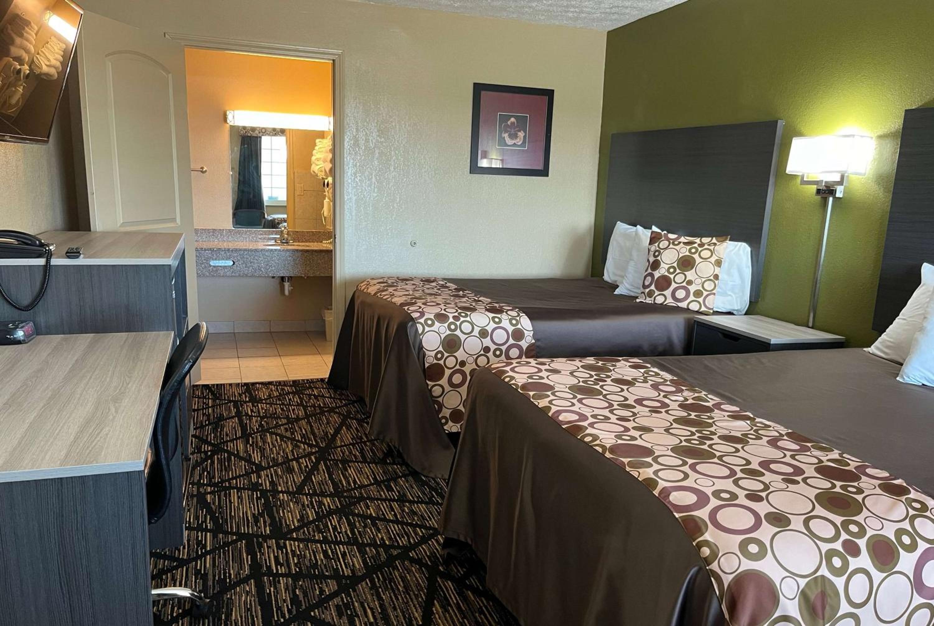 Queen Room with Two Queen Beds - Smoking - Photo 1
