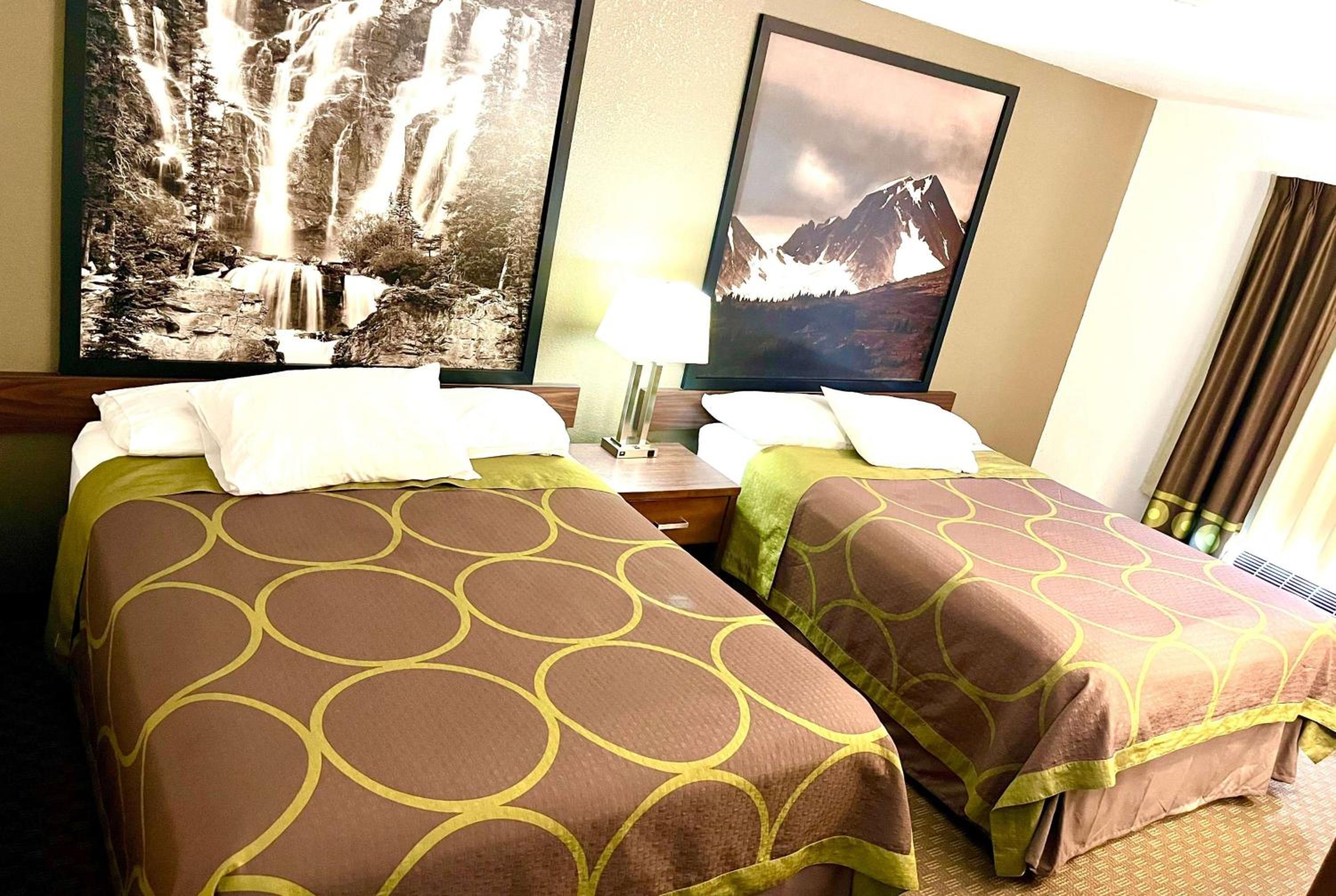 Queen Room with Two Queen Beds - Non-Smoking - Photo 1