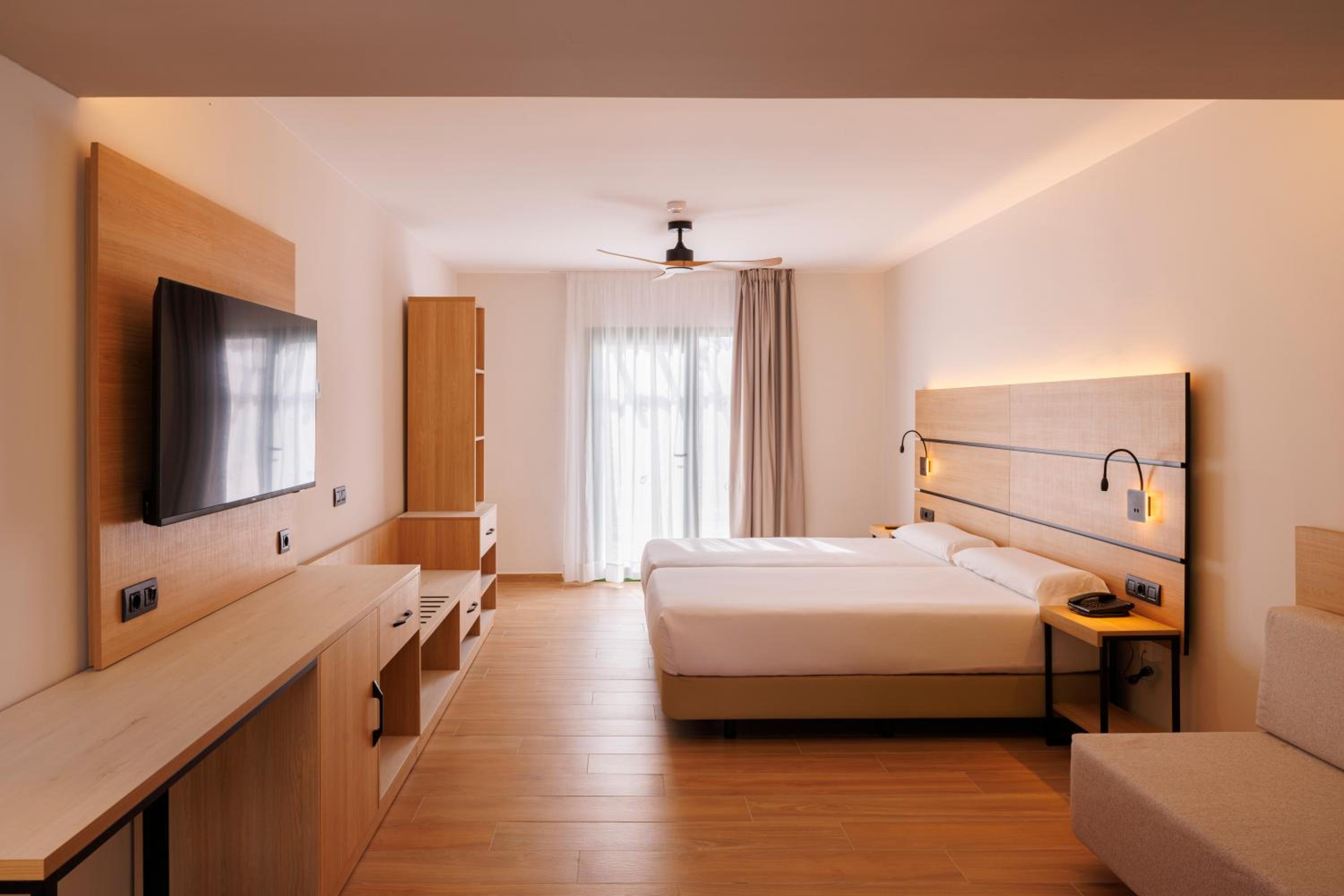 Suite Junior con vista a la piscina