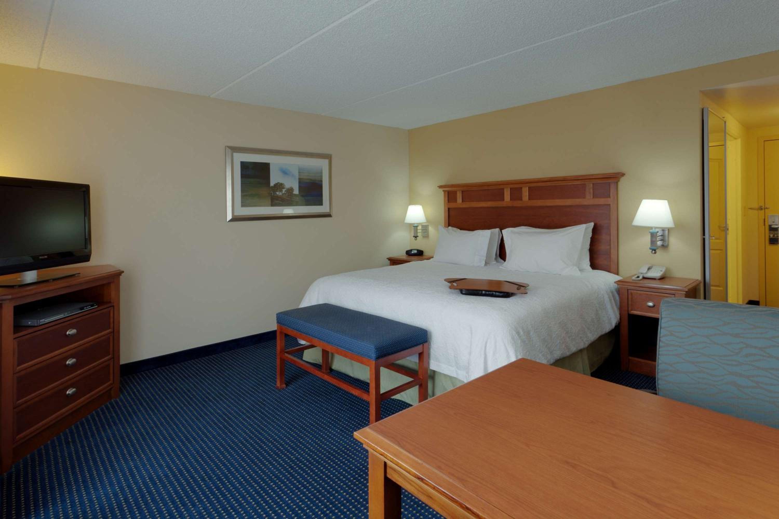 King Room with King Bed - Non-Smoking - Photo 6