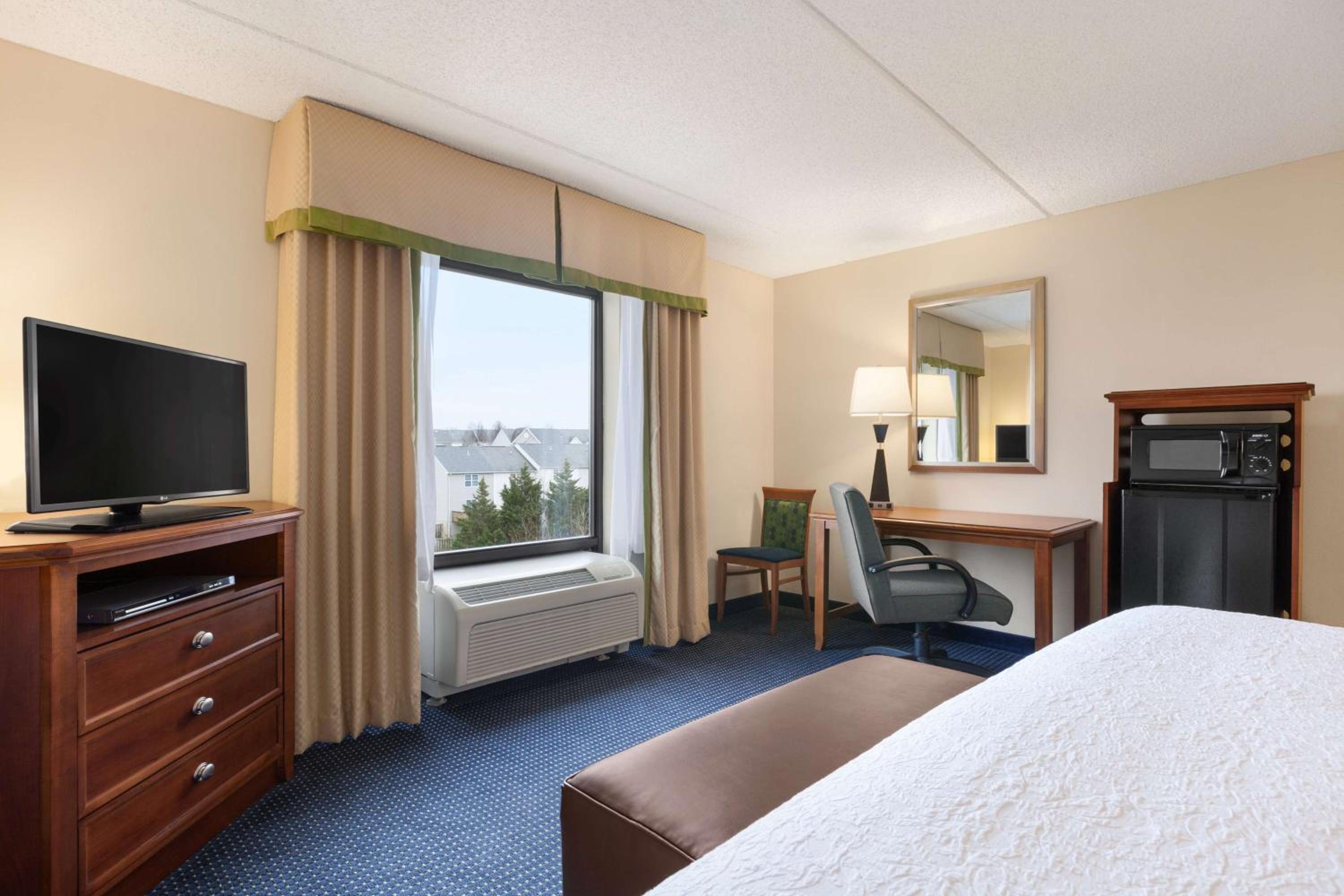 King Room with King Bed - Non-Smoking - Photo 1
