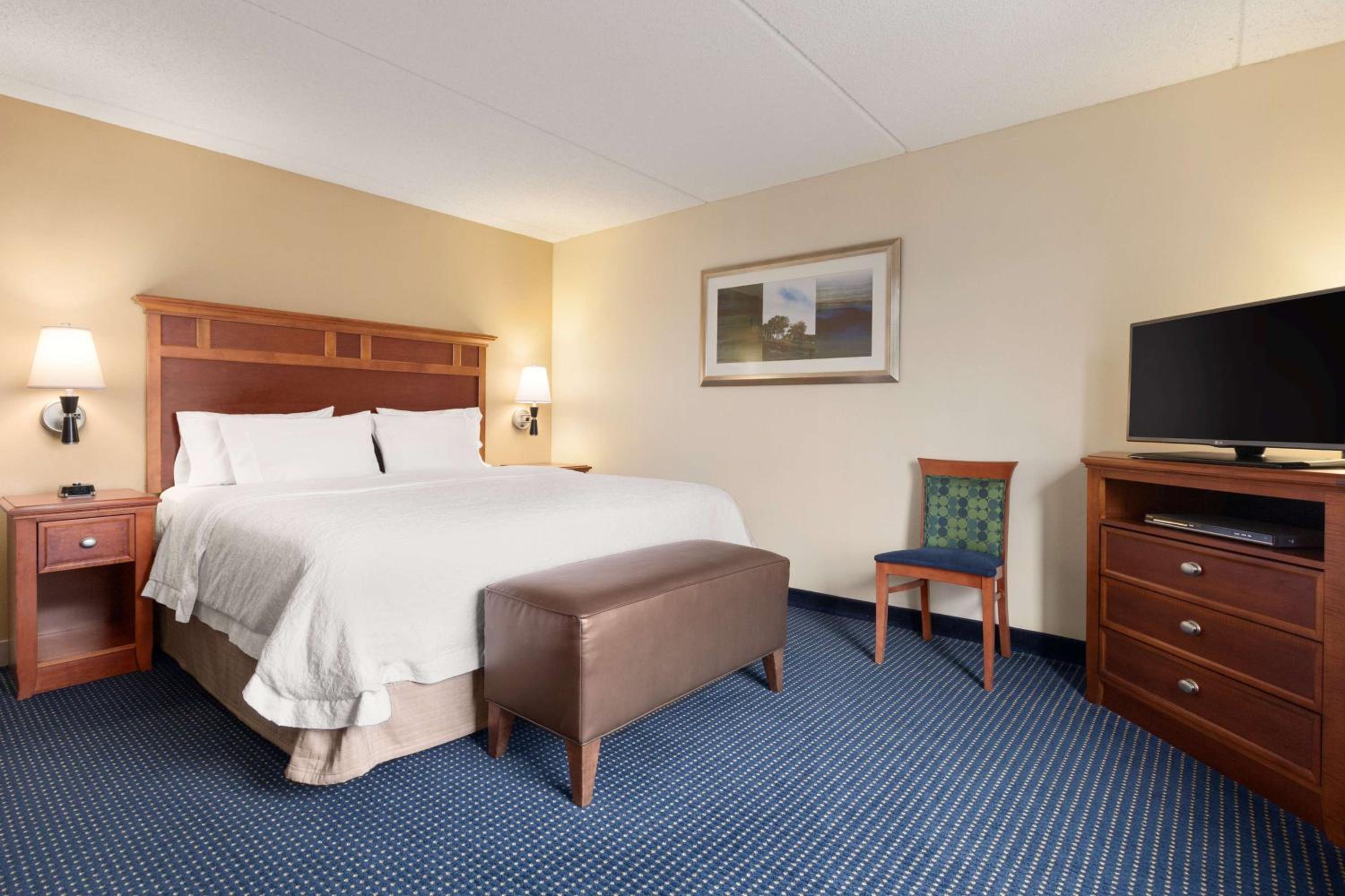 King Room with King Bed - Non-Smoking - Photo 5