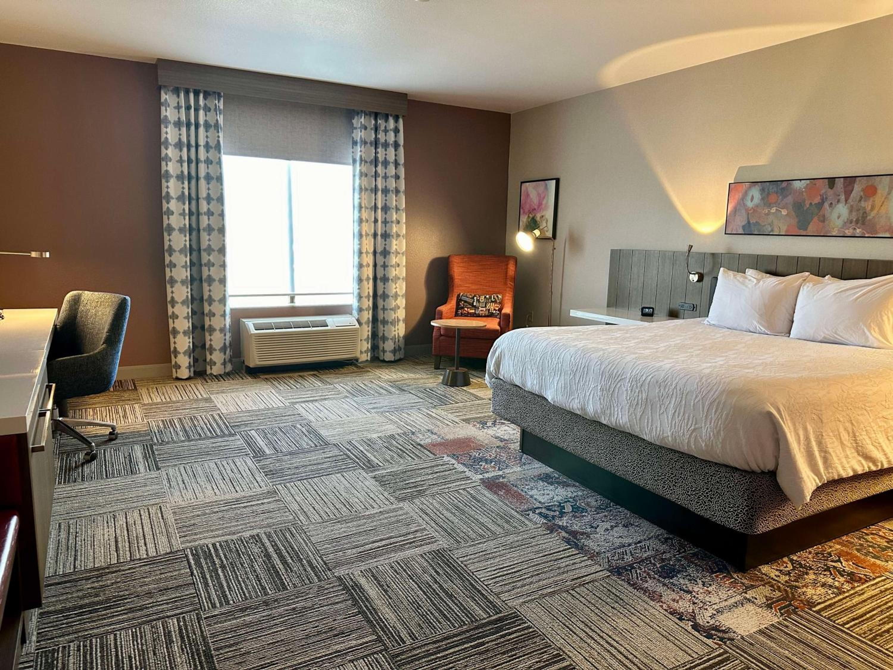 King Room with Tub - Mobility and Hearing Access photo 2