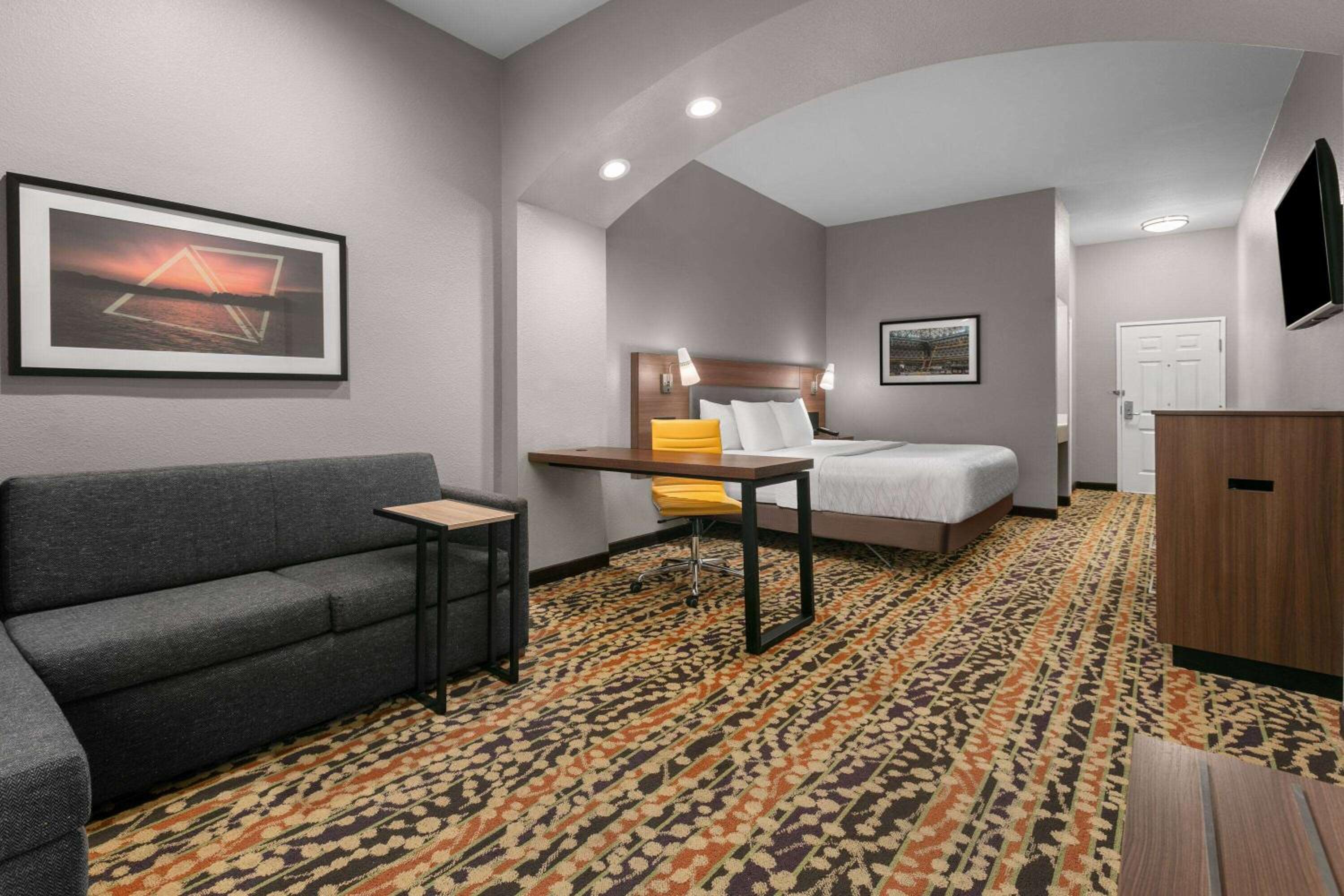 King Room with Bath Tub - Mobility Accessible/Non-Smoking - Photo 1