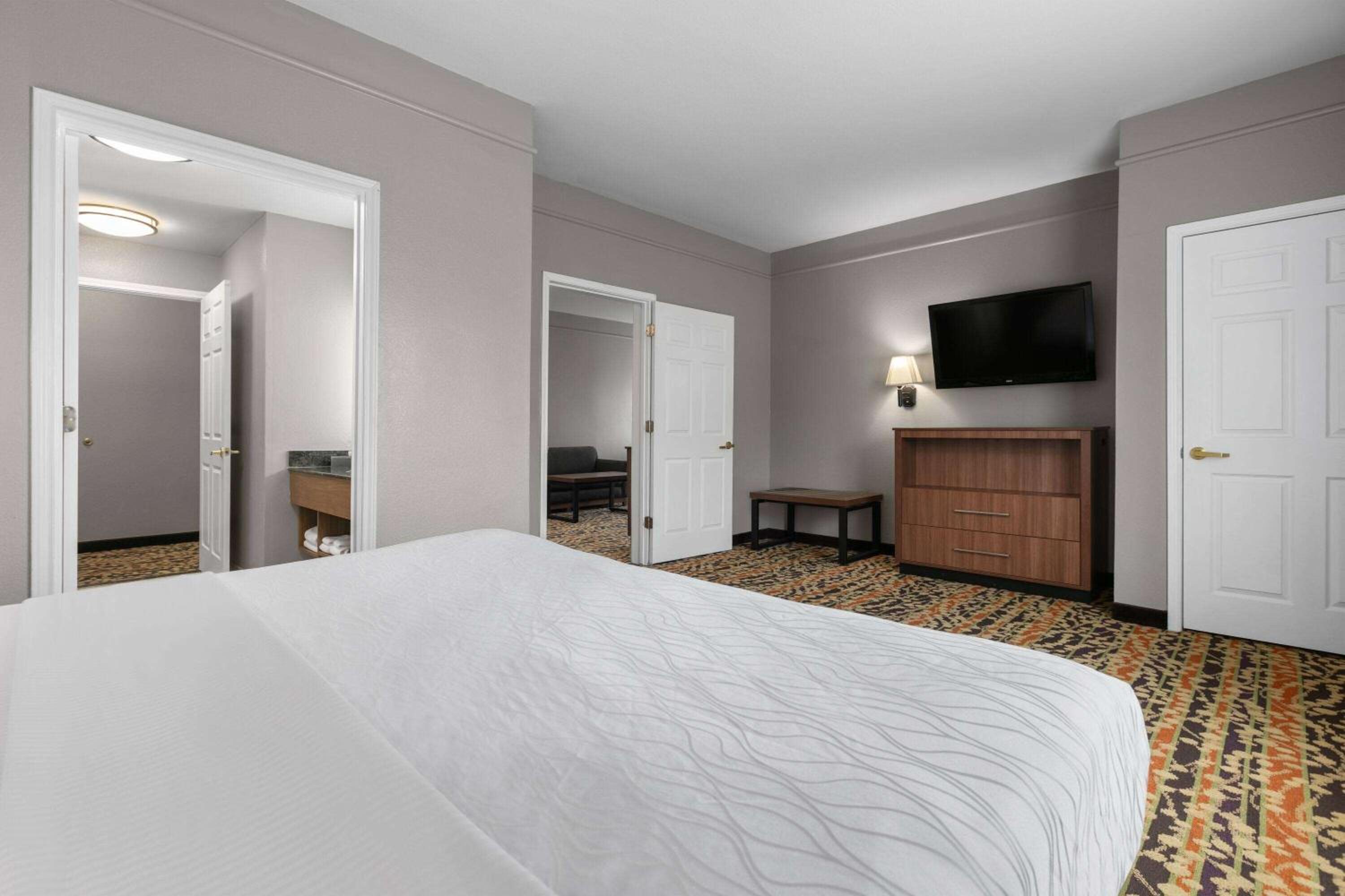 King Suite - Non-Smoking - Photo 1