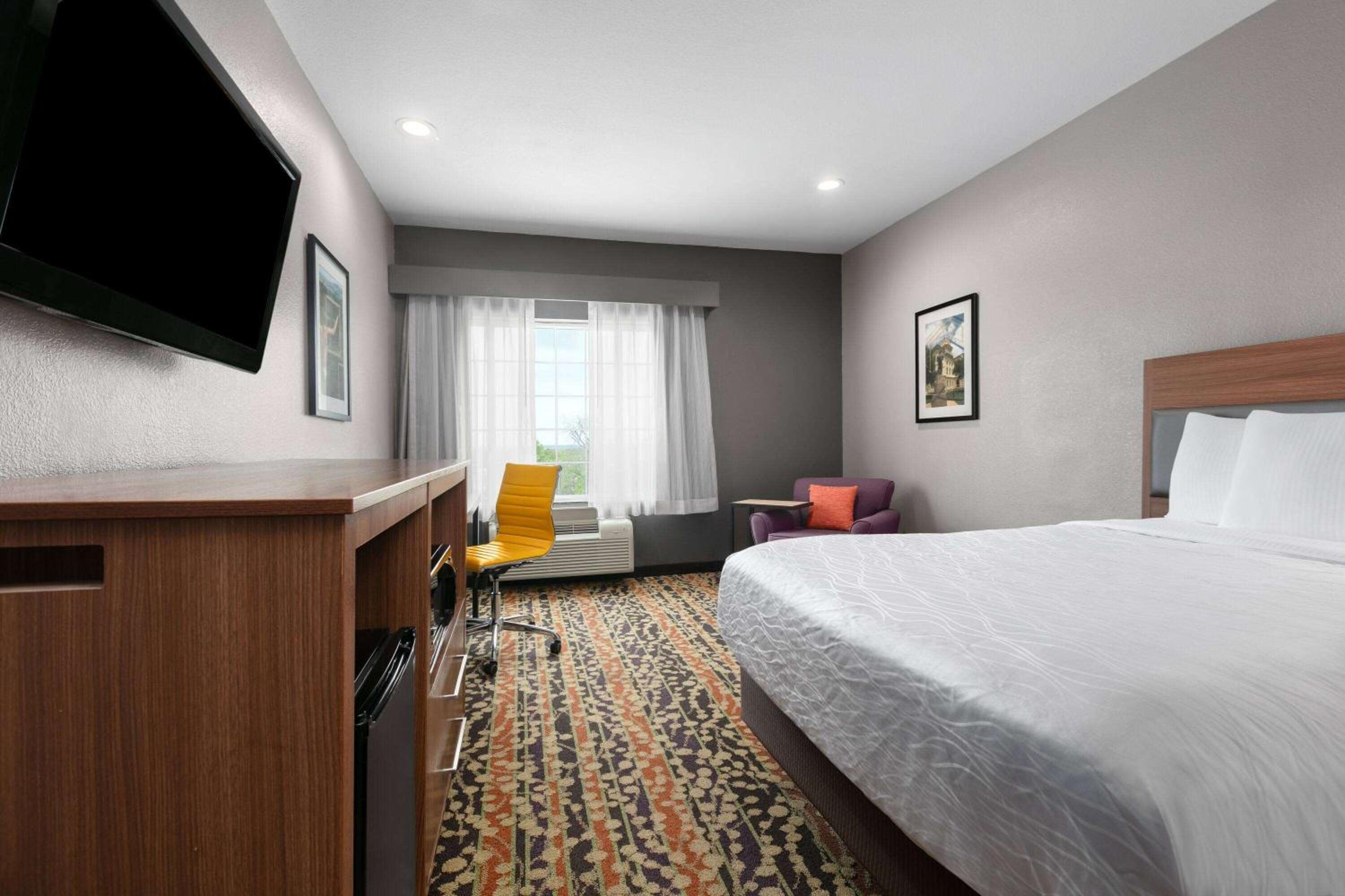 Queen Room with Bathtub with Grab Bars - Mobility Accessible/Non-Smoking - Photo 1
