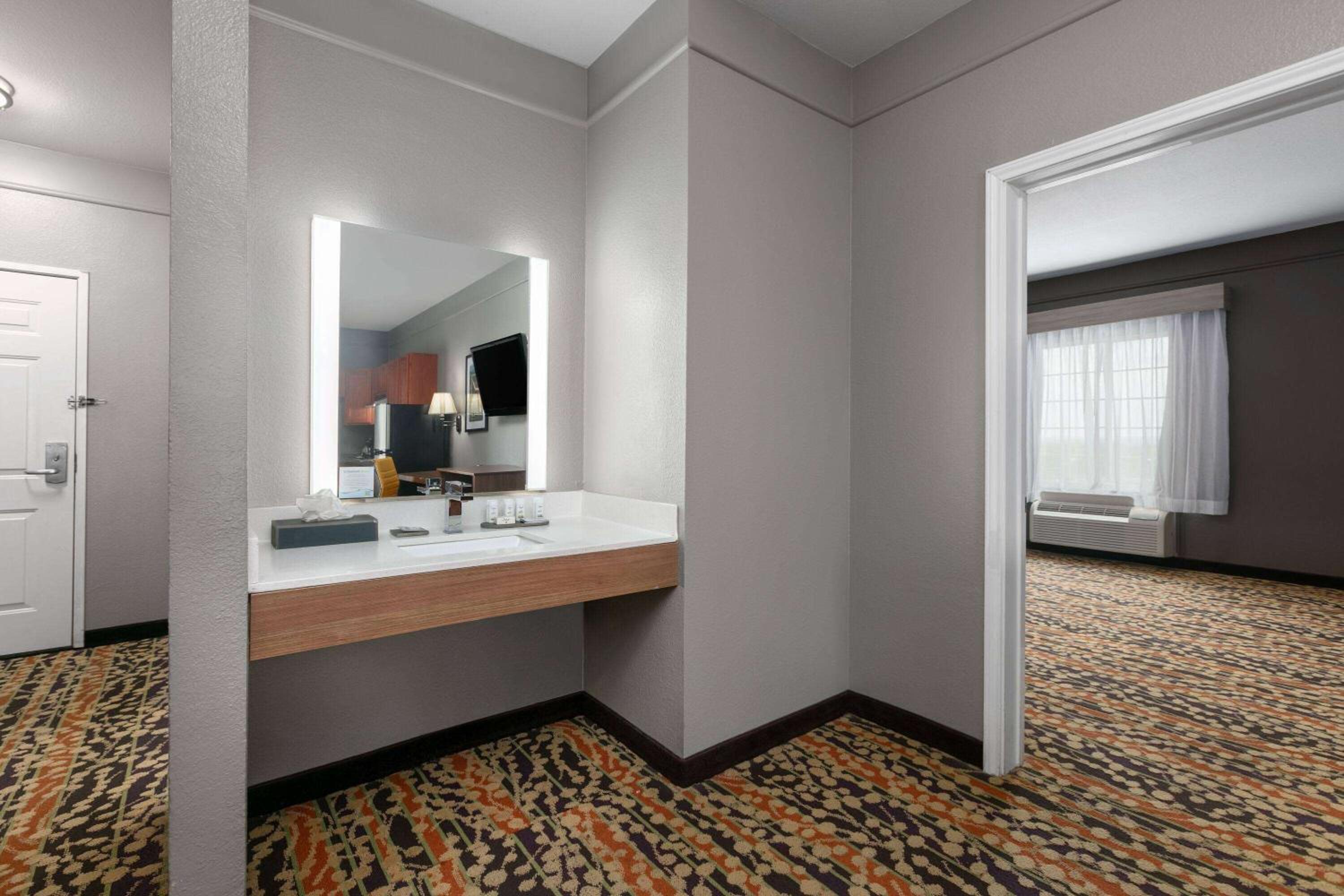 King Suite with Bathtub with Grab Bars - Mobility Accessible/Non-Smoking - Photo 2