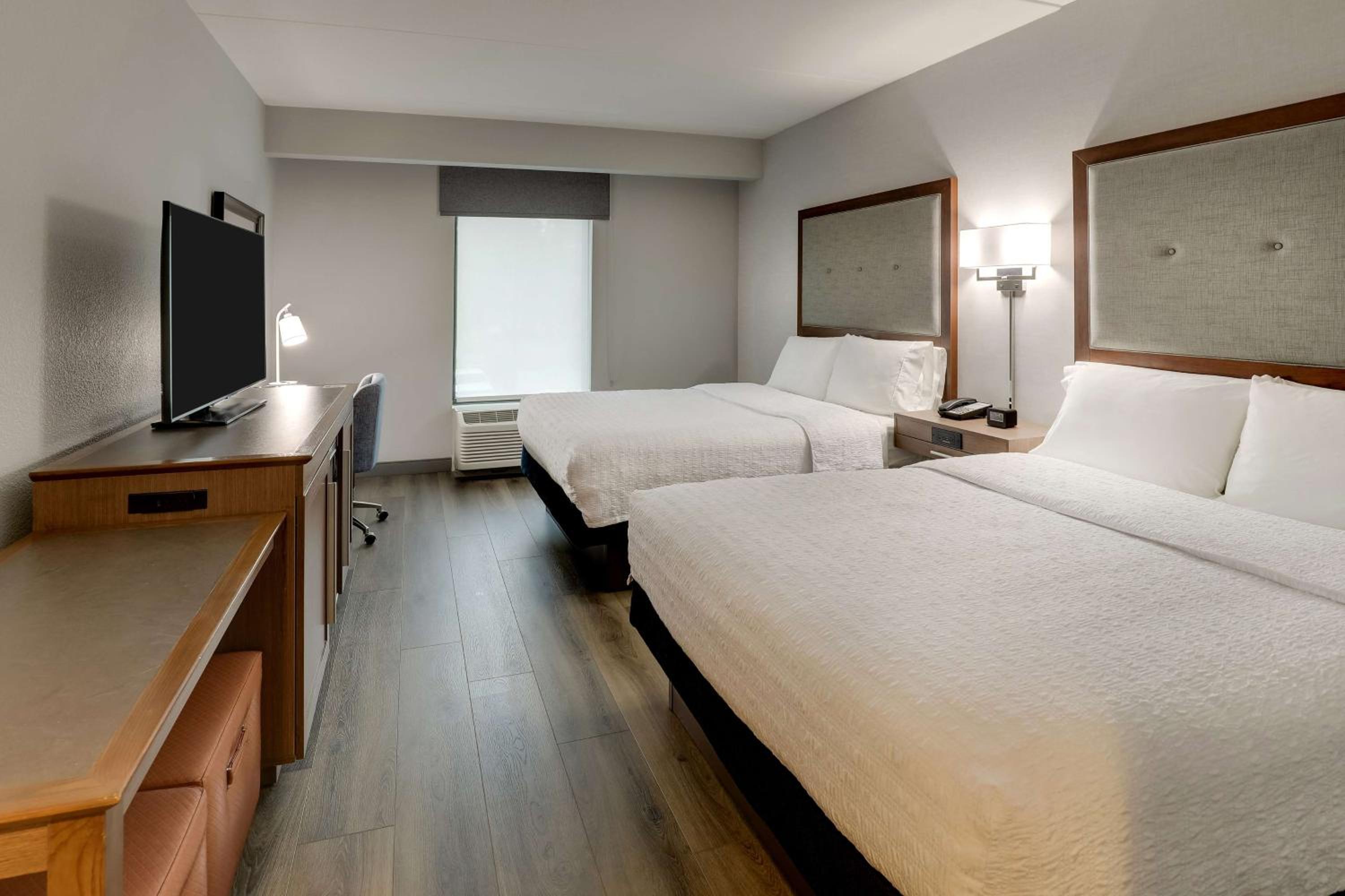 Queen Room with Two Queen Bes and City View - Photo 4