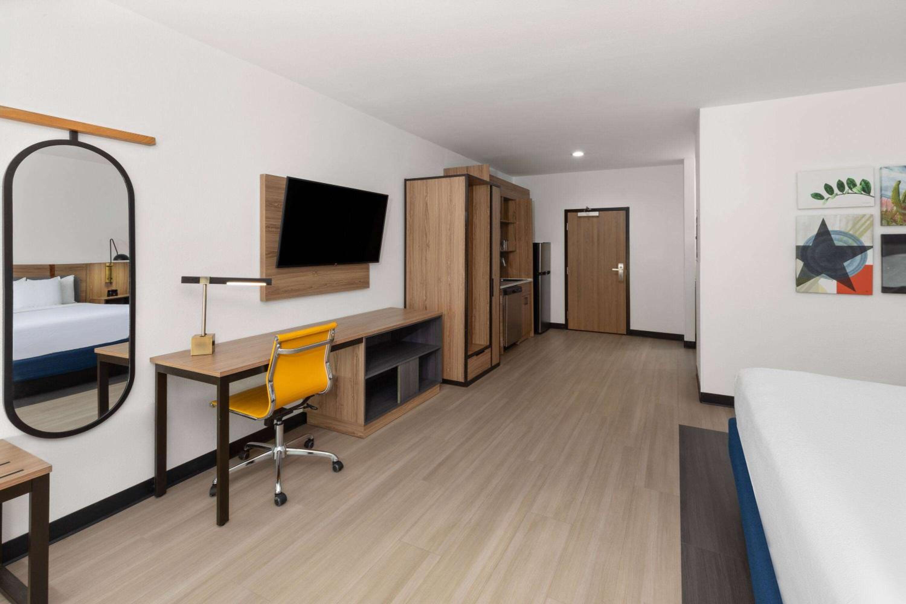 King Room with Kitchenette - Non-Smoking - Photo 2