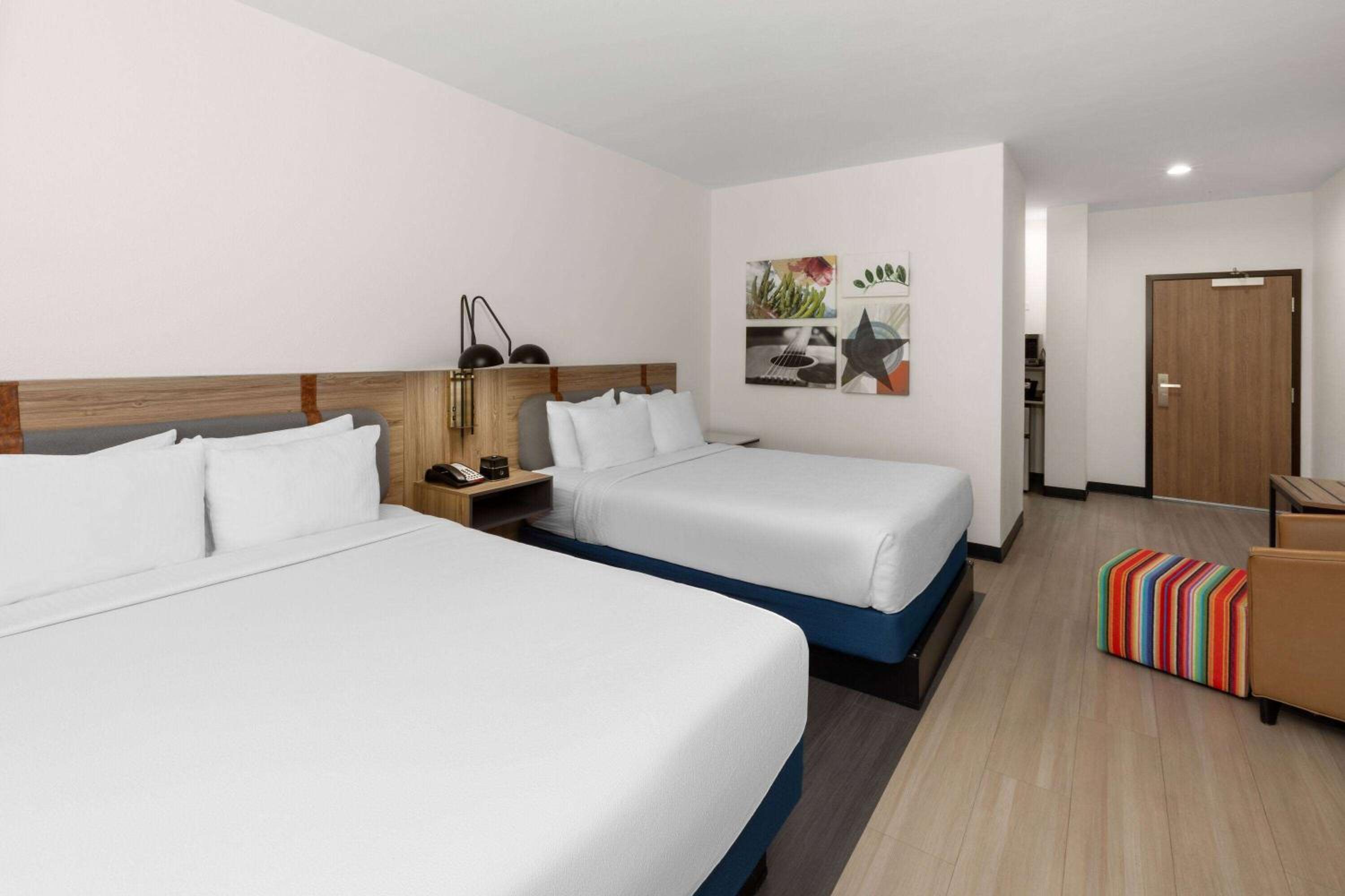 Queen Room with Two Queen Beds - Non-Smoking - Photo 2