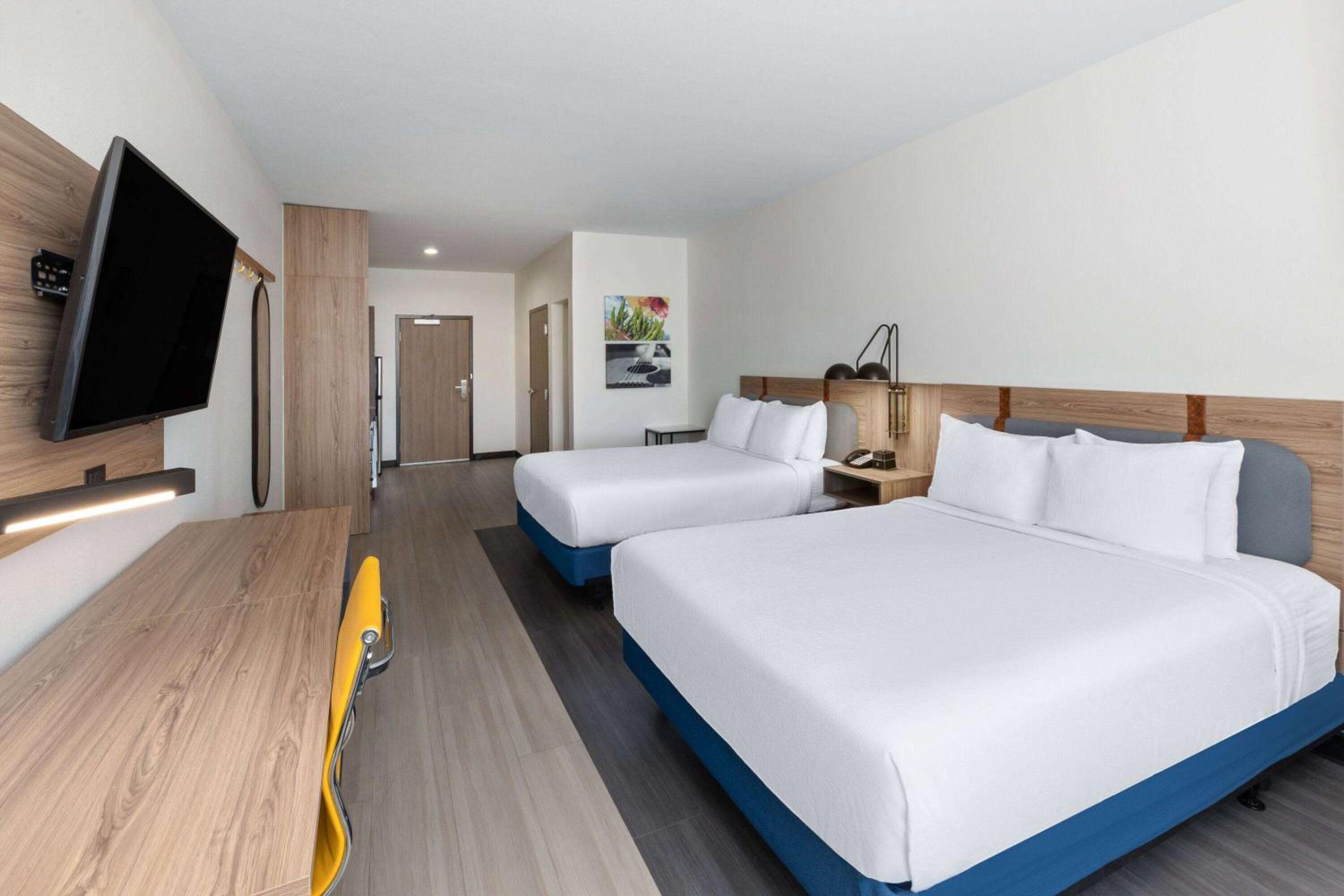 Queen Room with Two Queen Beds and Kitchenette - Non-Smoking - Photo 3