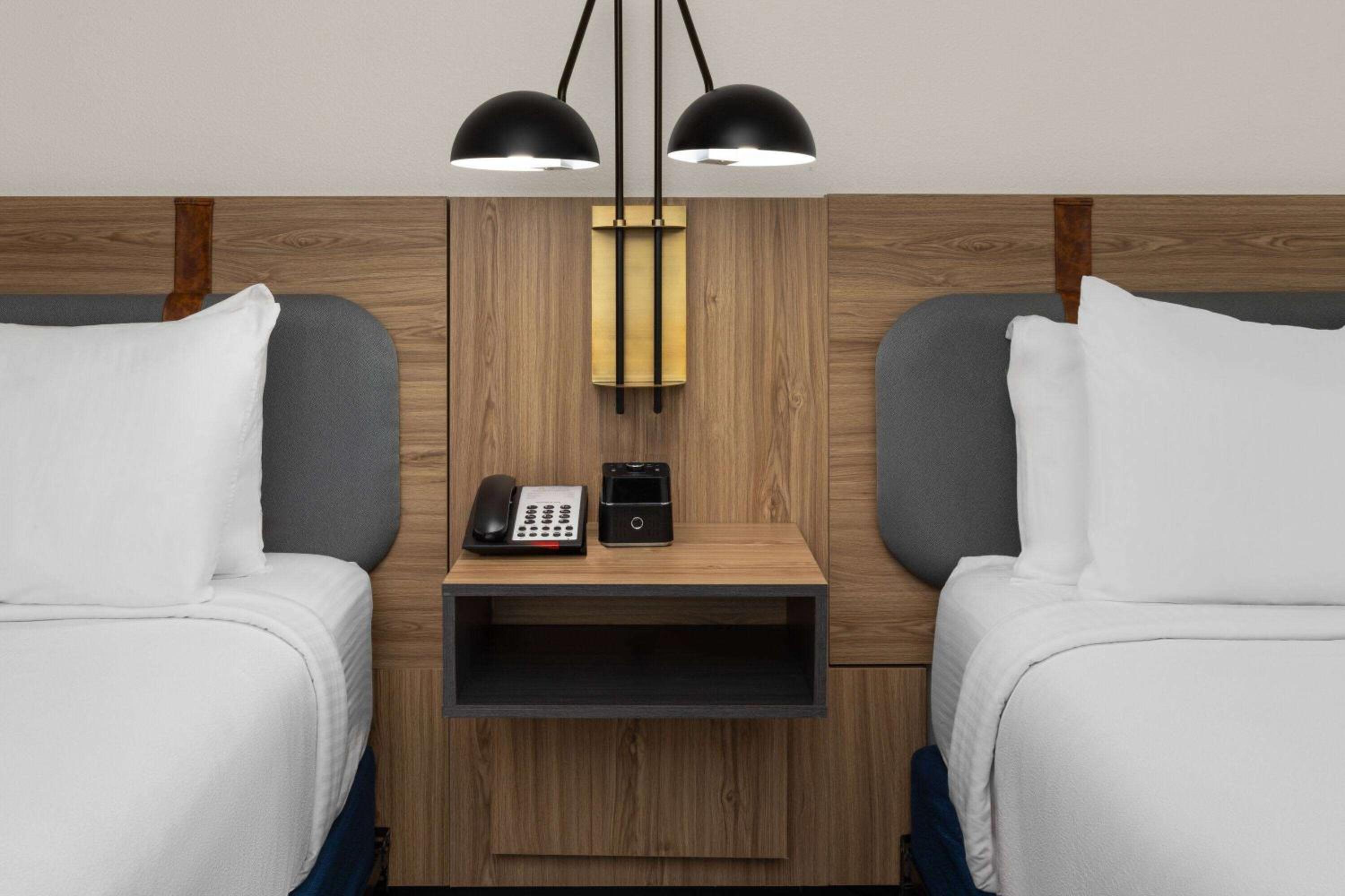 Queen Room with Two Queen Beds, Bathtub with Grab Bars and Kitchenette - Mobility and Hearing Access/Non-Smoking - Photo 3