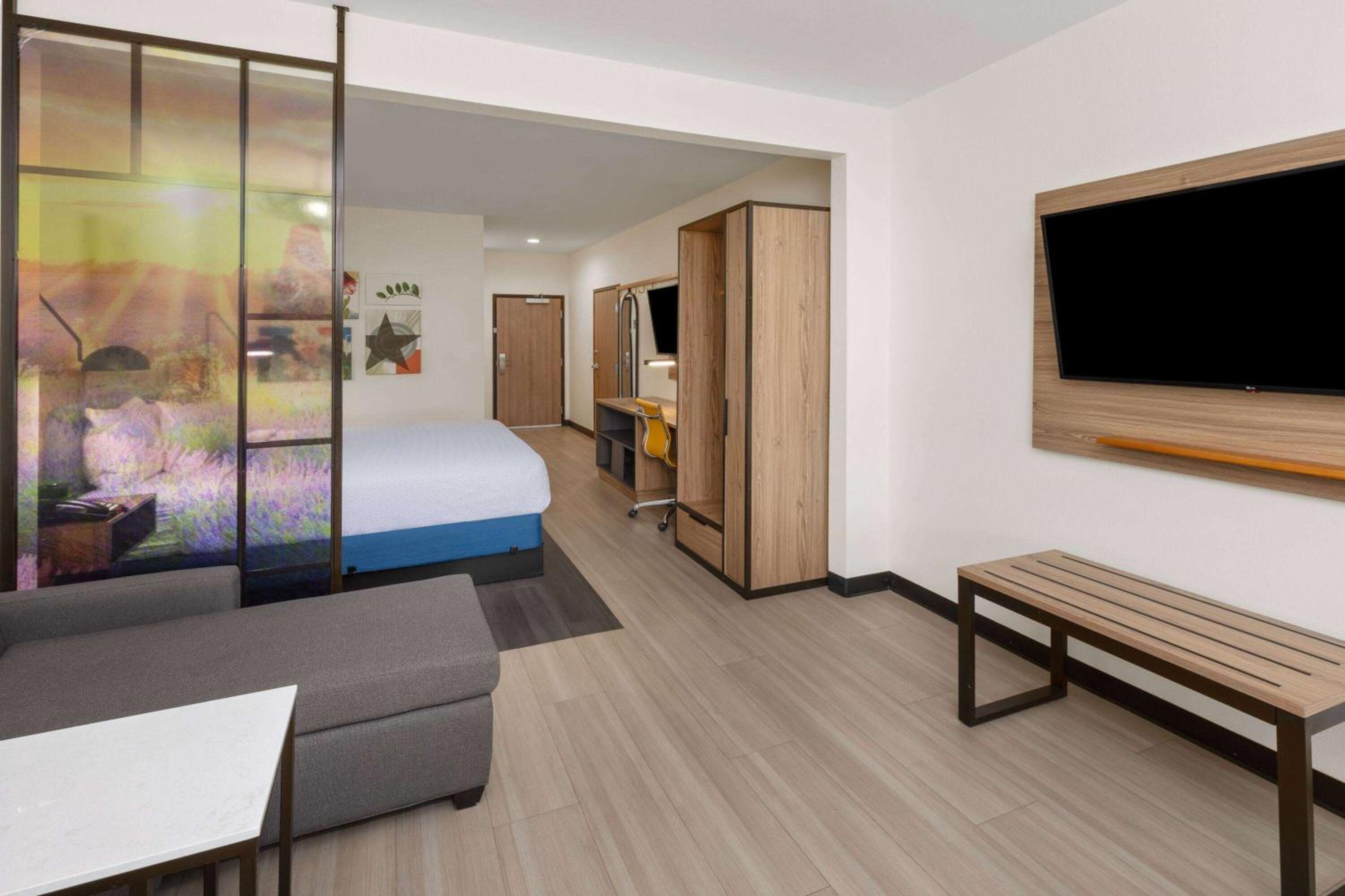 King Suite - Non-Smoking - Photo 2