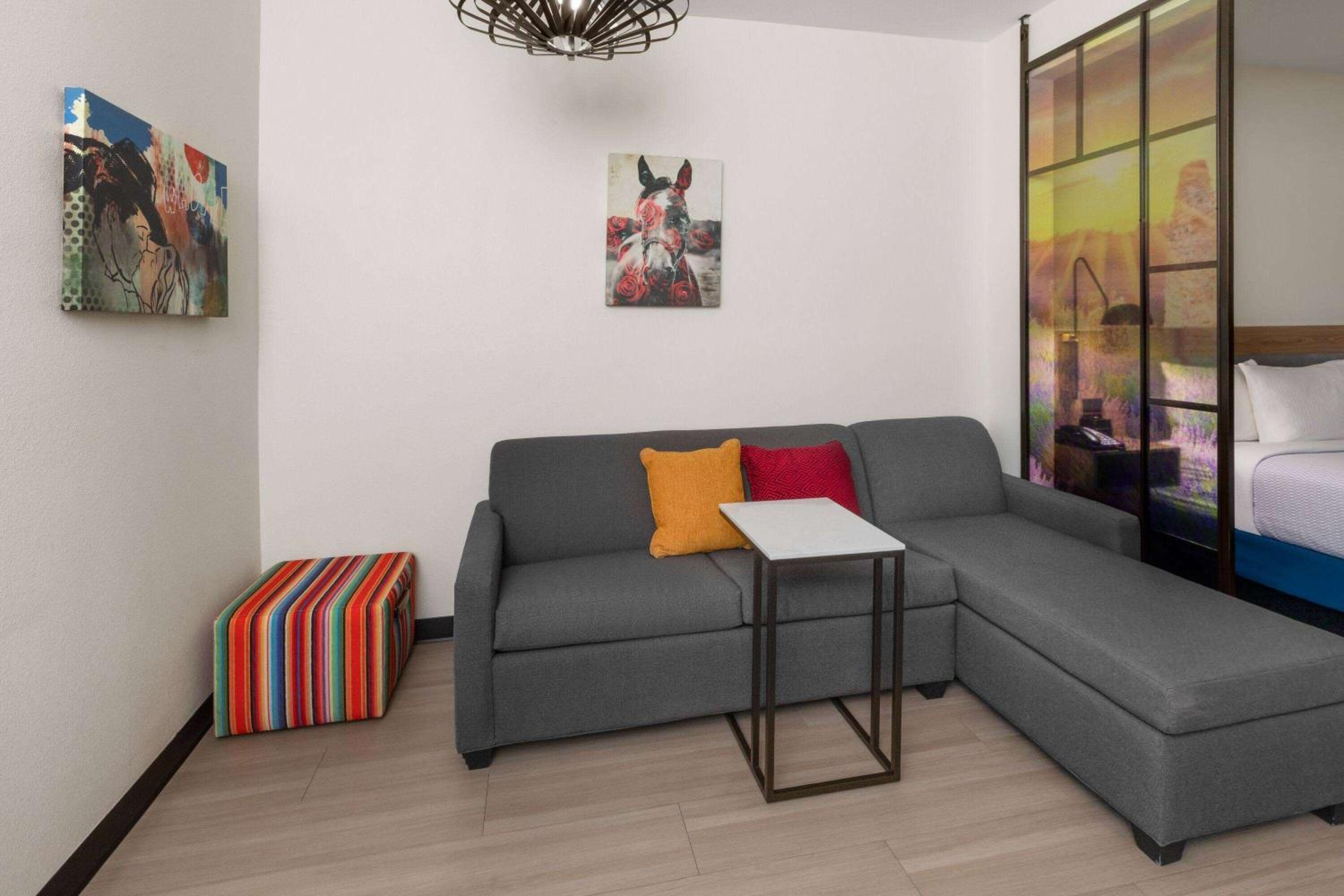 King Suite - Non-Smoking - Photo 3