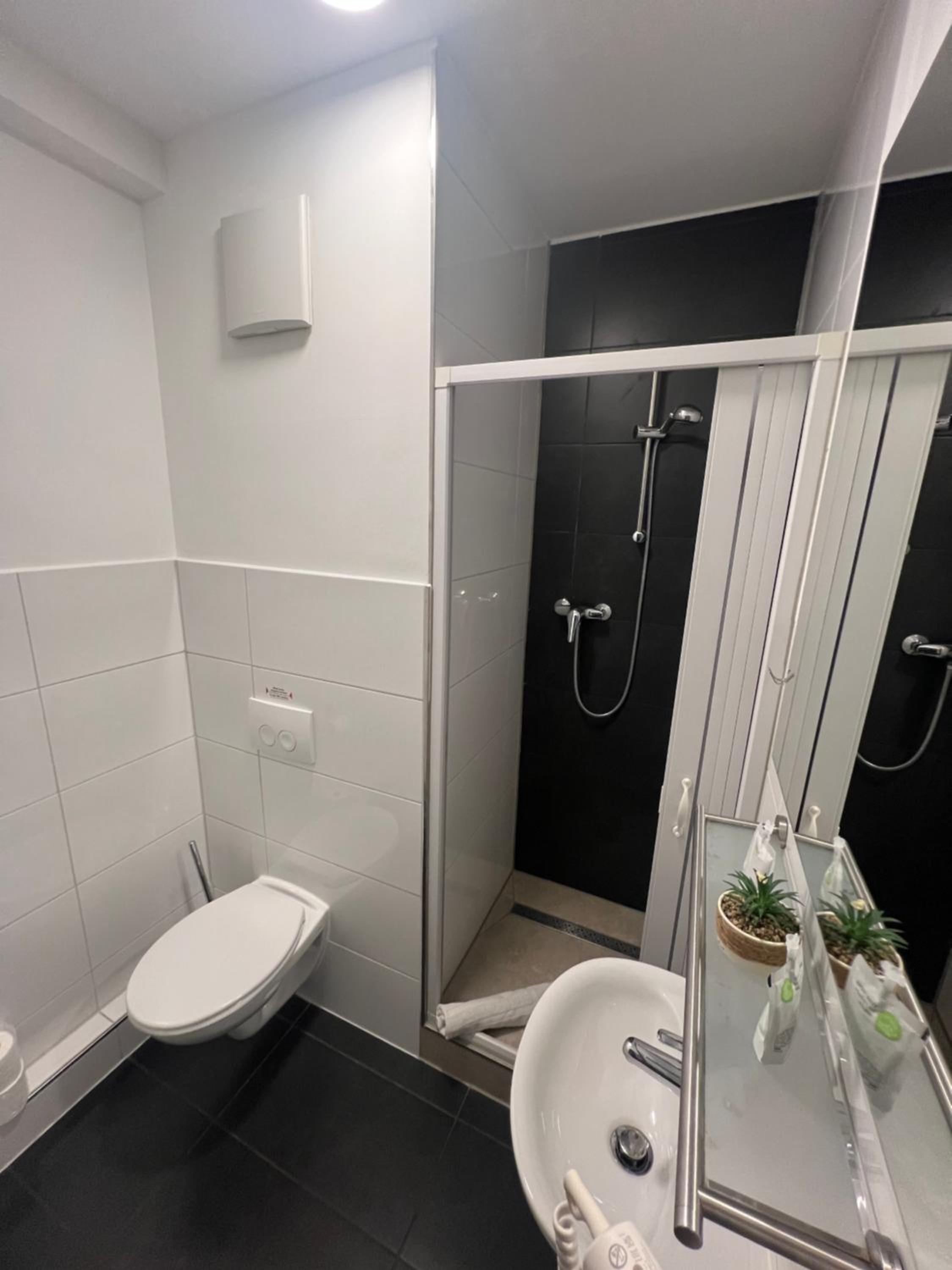 Budget Double Room - Photo 8