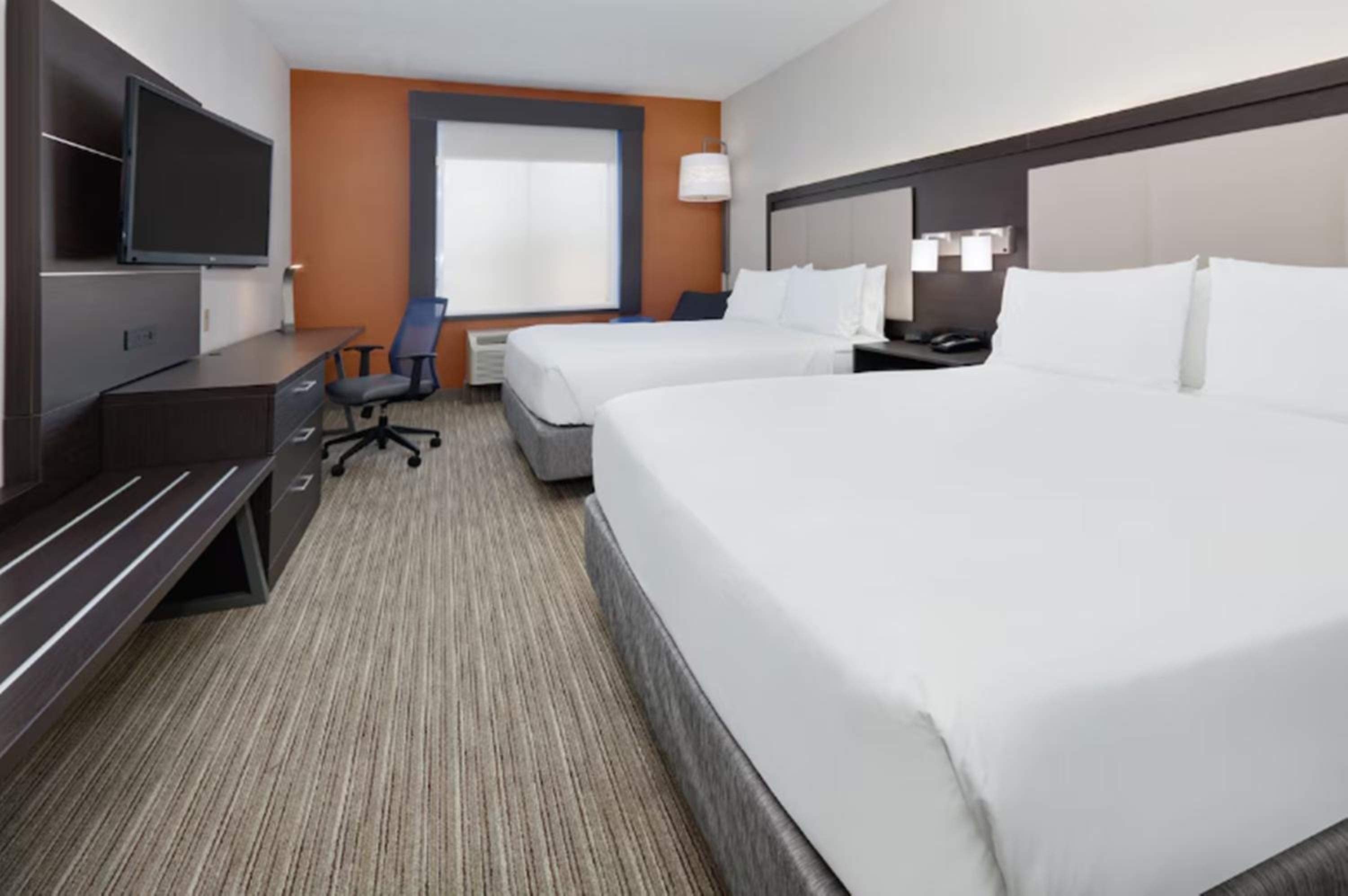 Standard Queen Room with Two Queen Beds - Photo 2