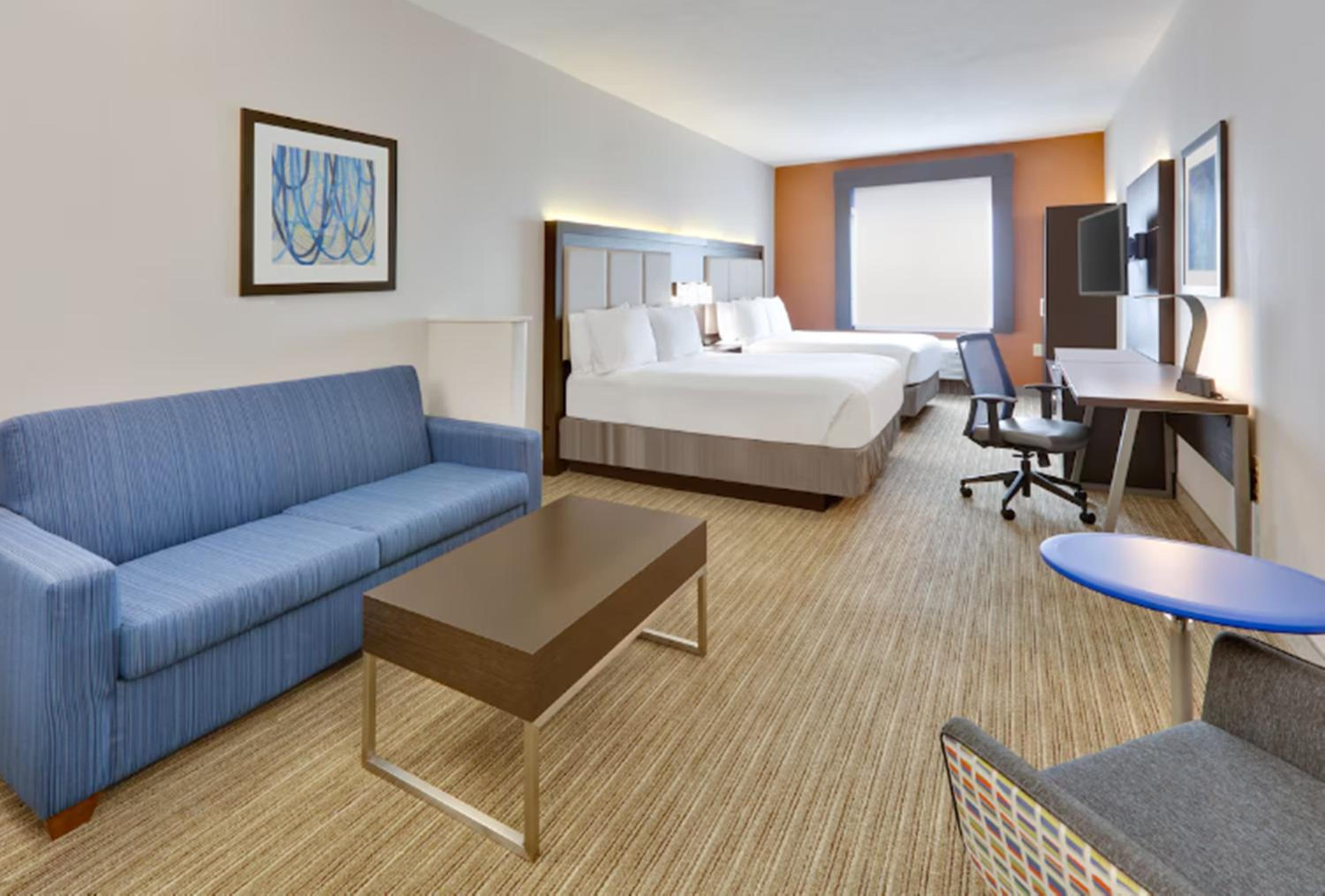 Standard Queen Room with Two Queen Beds - Photo 3