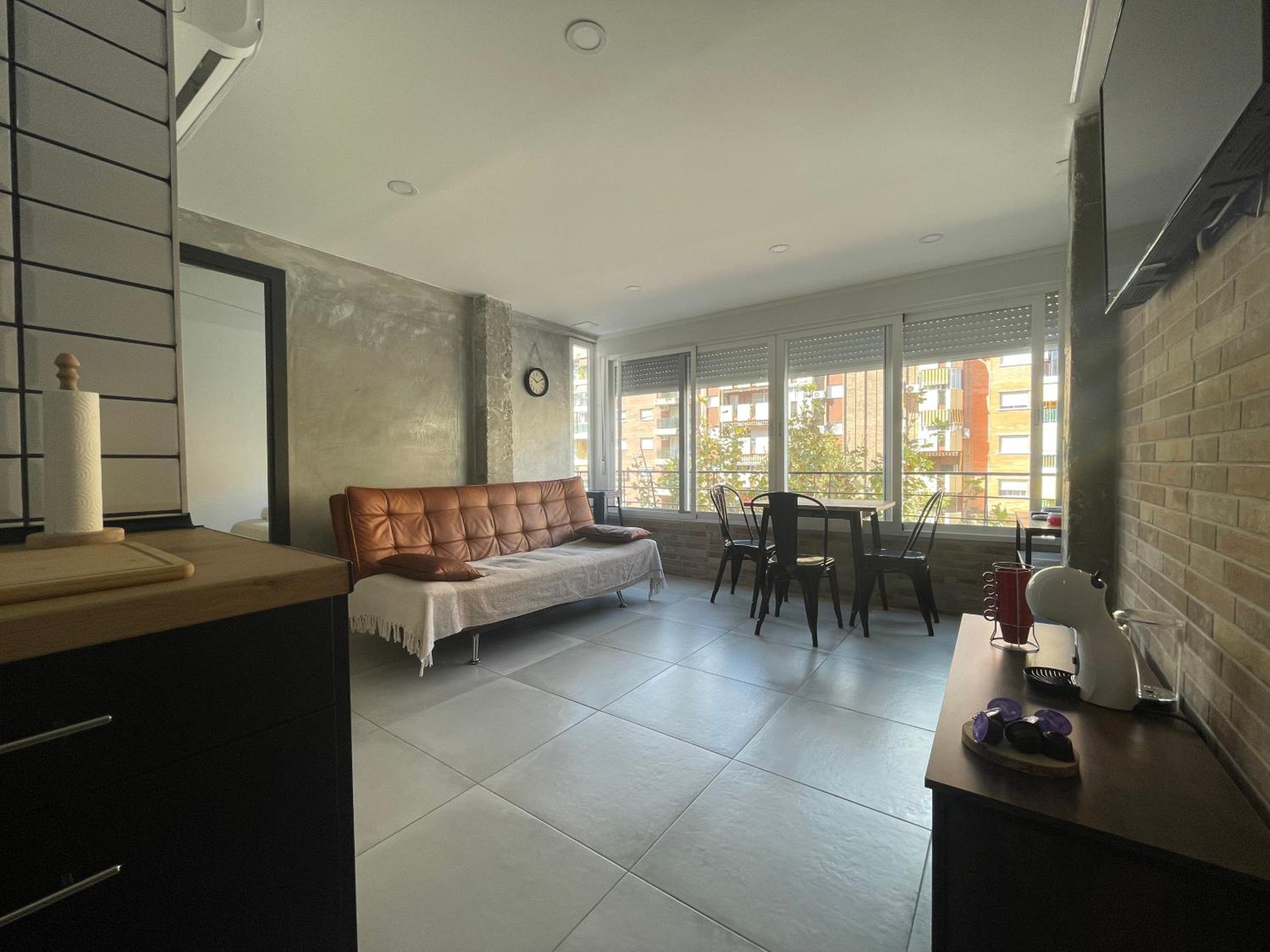 Apartamento de una habitación con balcón y vista a la ciudad