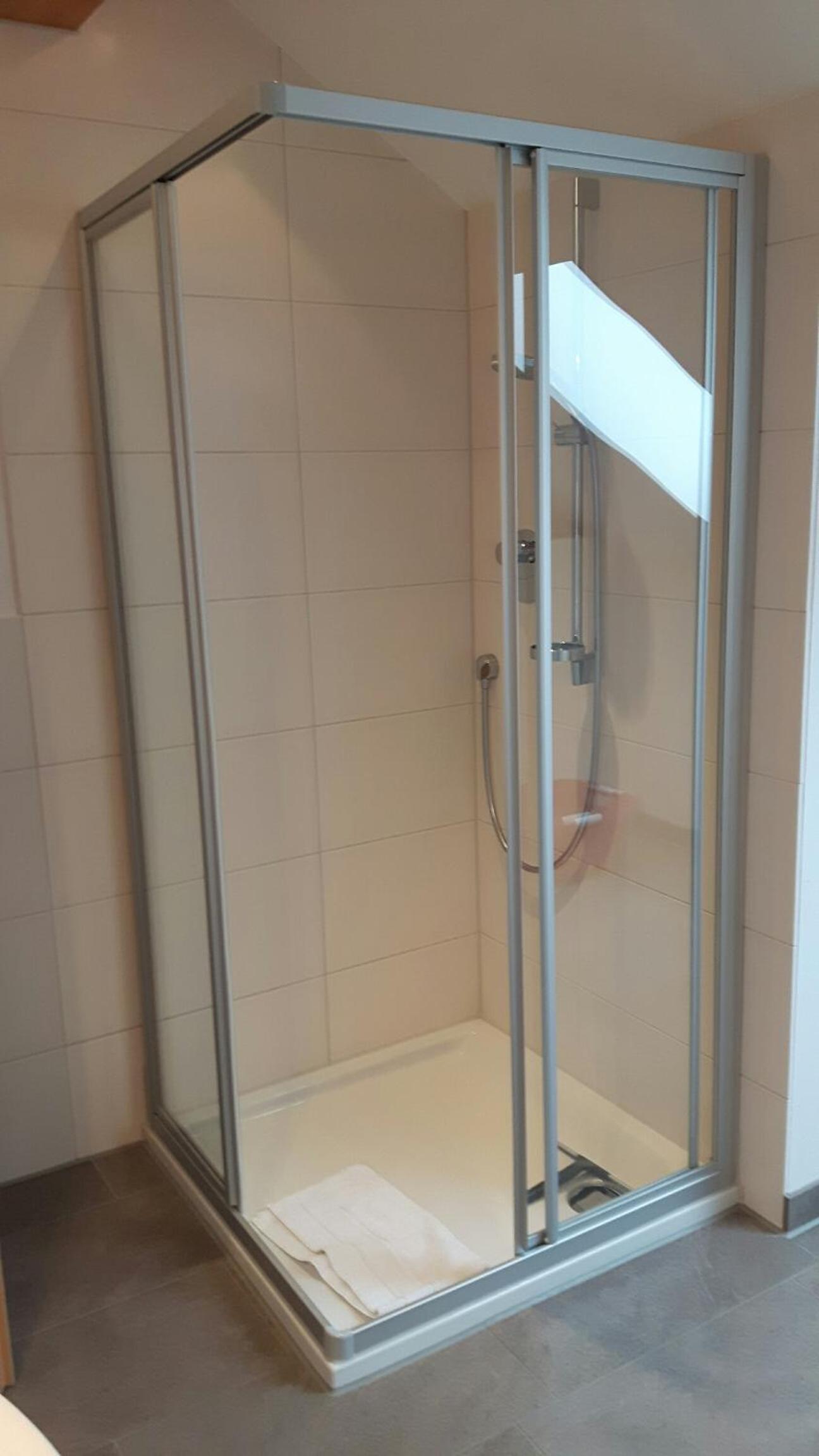 Doppelzimmer mit Gemeinschaftsdusche und -toilette
