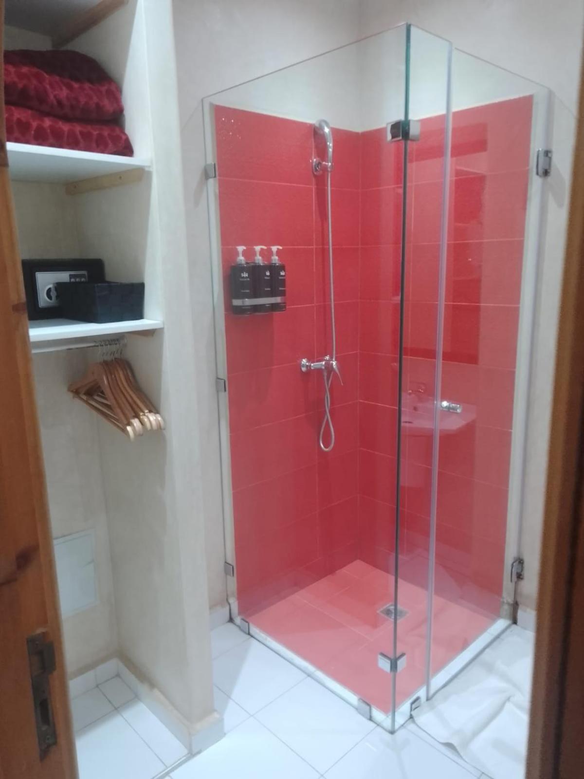 Quadruple Room with Private Bathroom - Photo 3