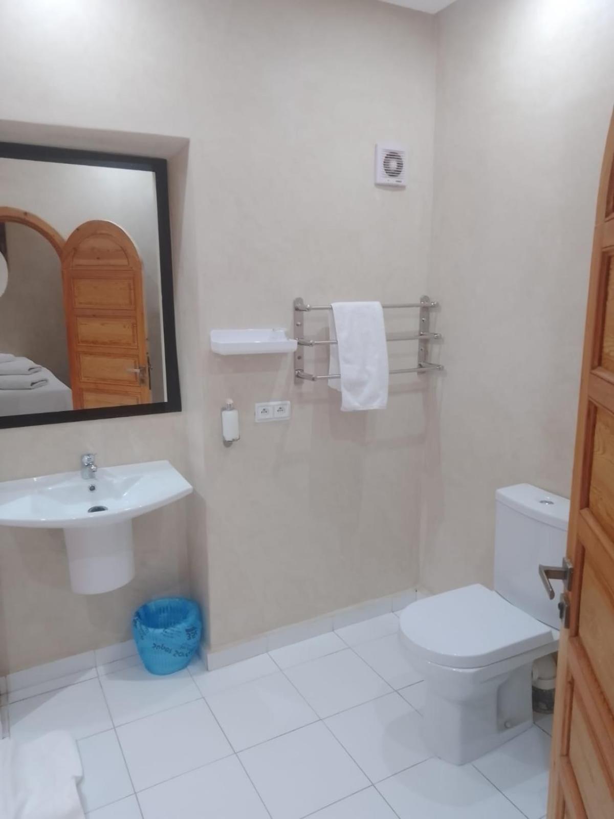 Quadruple Room with Private Bathroom - Photo 6