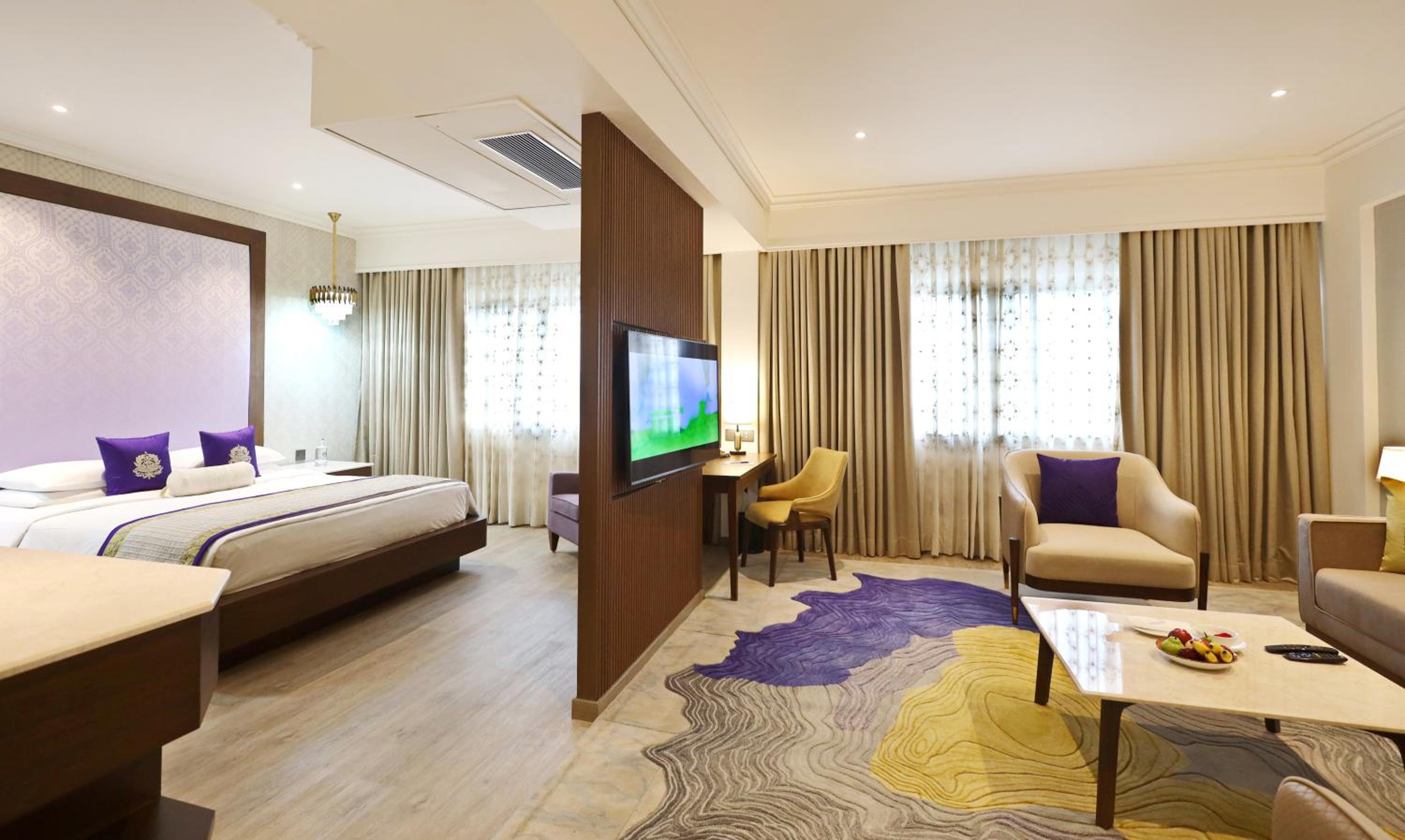 Executive Suite - Photo 2