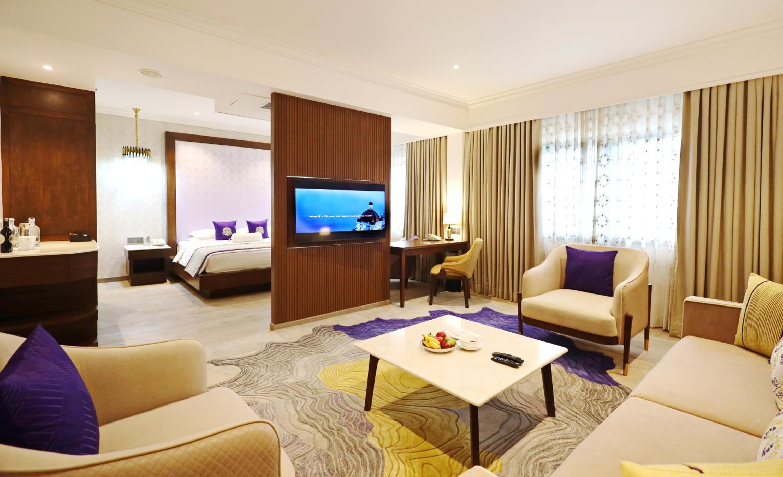 Executive Suite - Photo 3