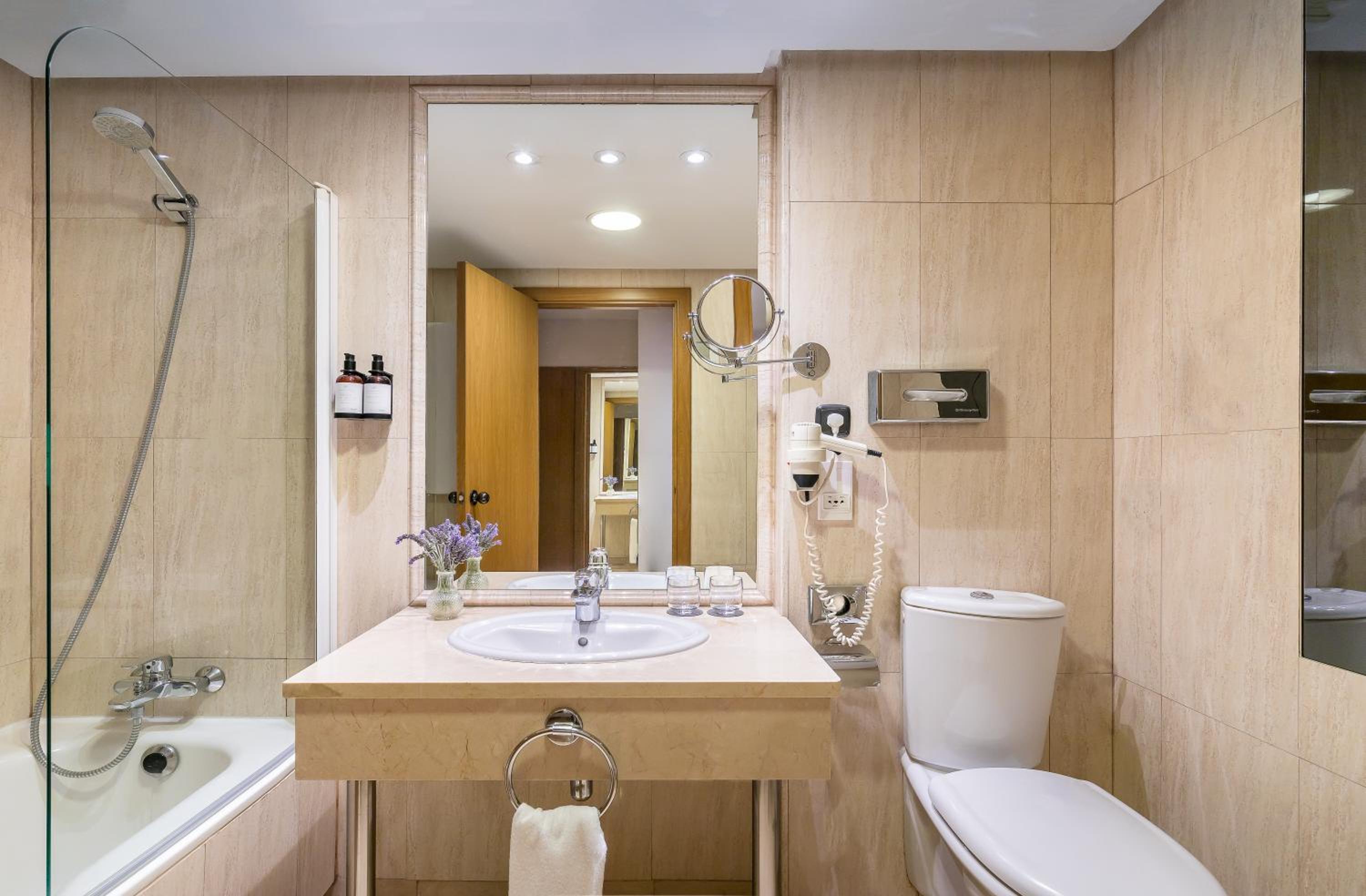 Standard Double Room (2 Adults) - Photo 2