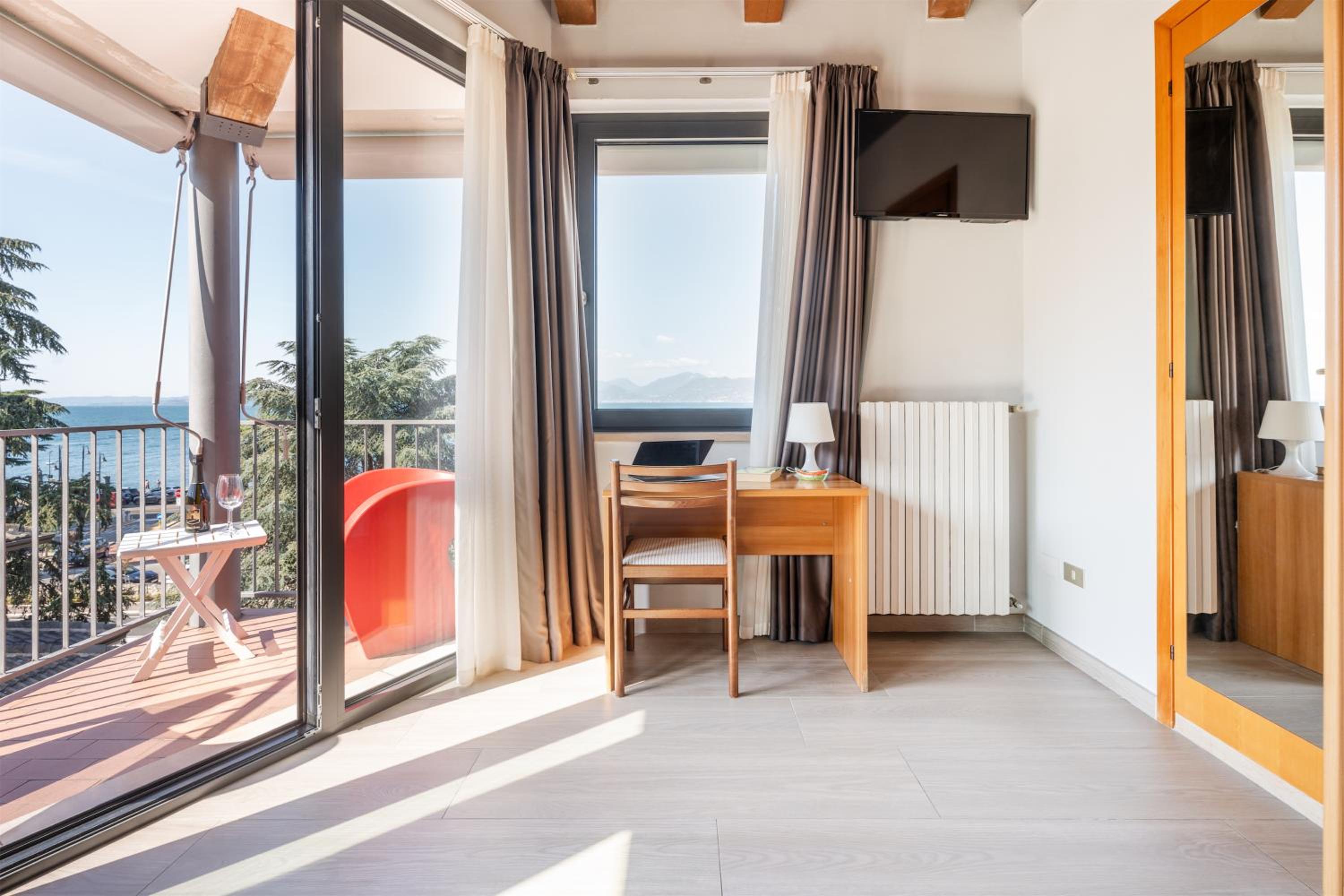 King Room with Lake View photo 2
