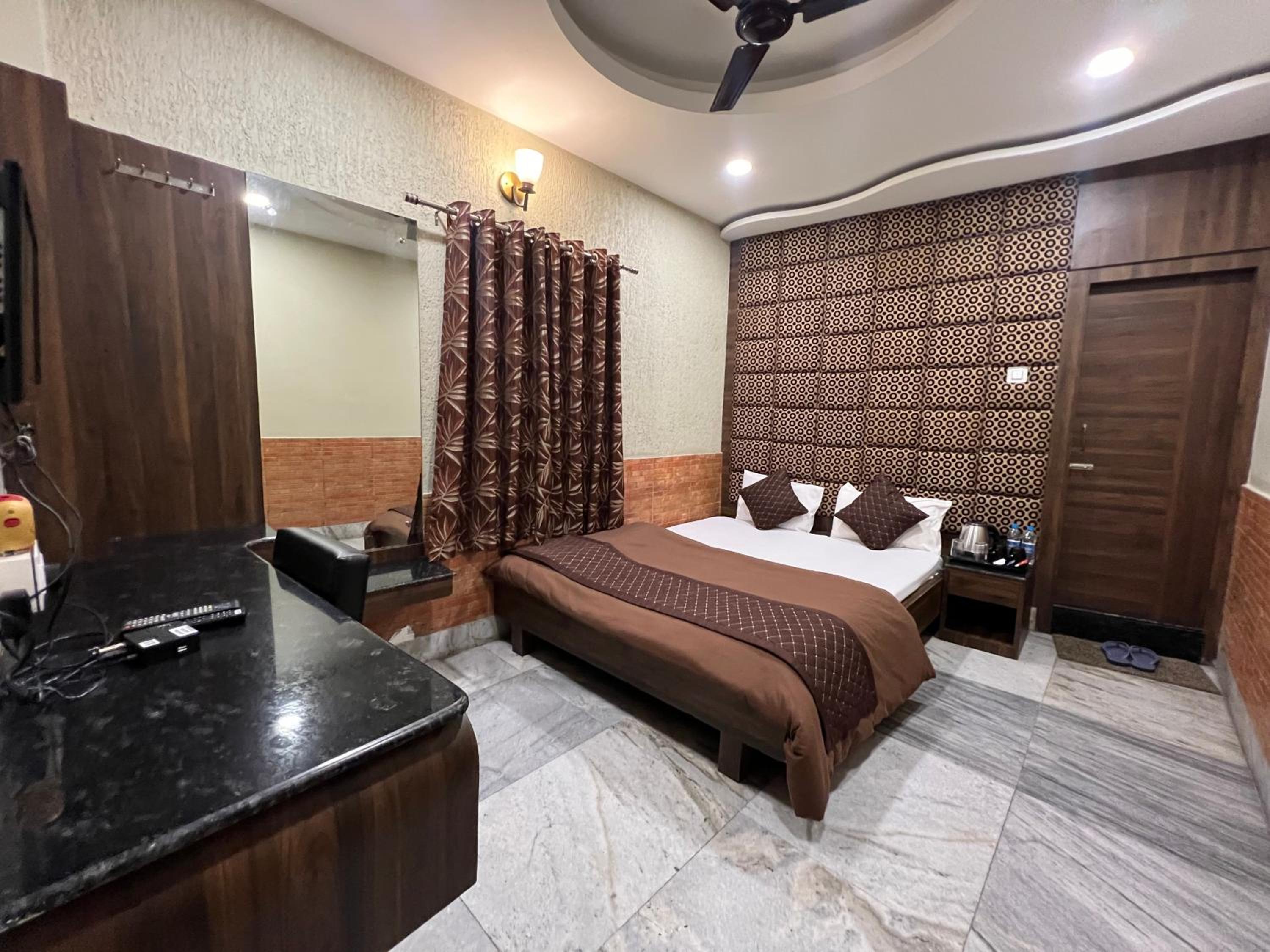 Queen Room - Photo 10