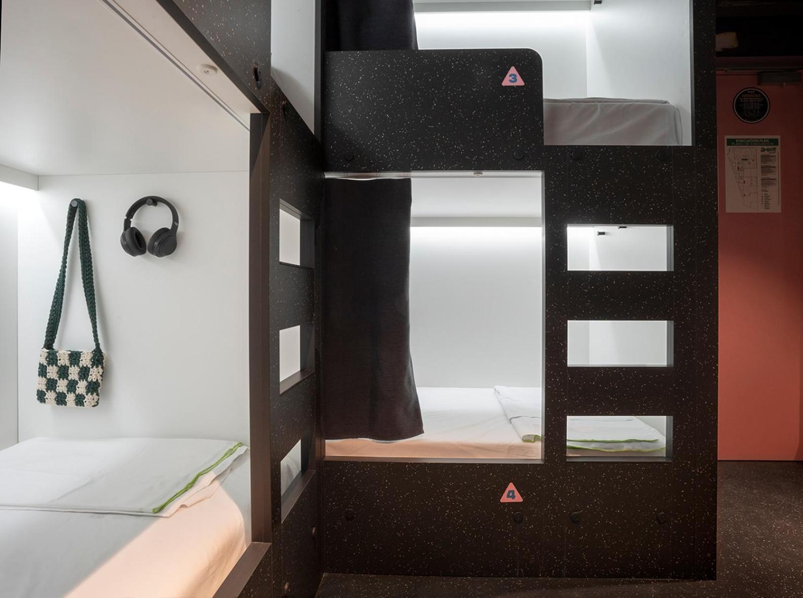 Cama en dormitorio compartido de 4 camas - baño compartido