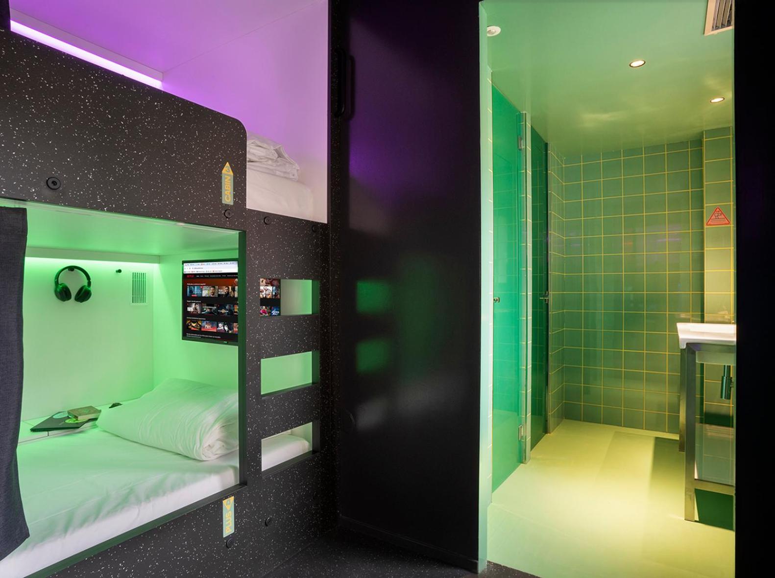 Cabaña con baño en habitación compartida mixta