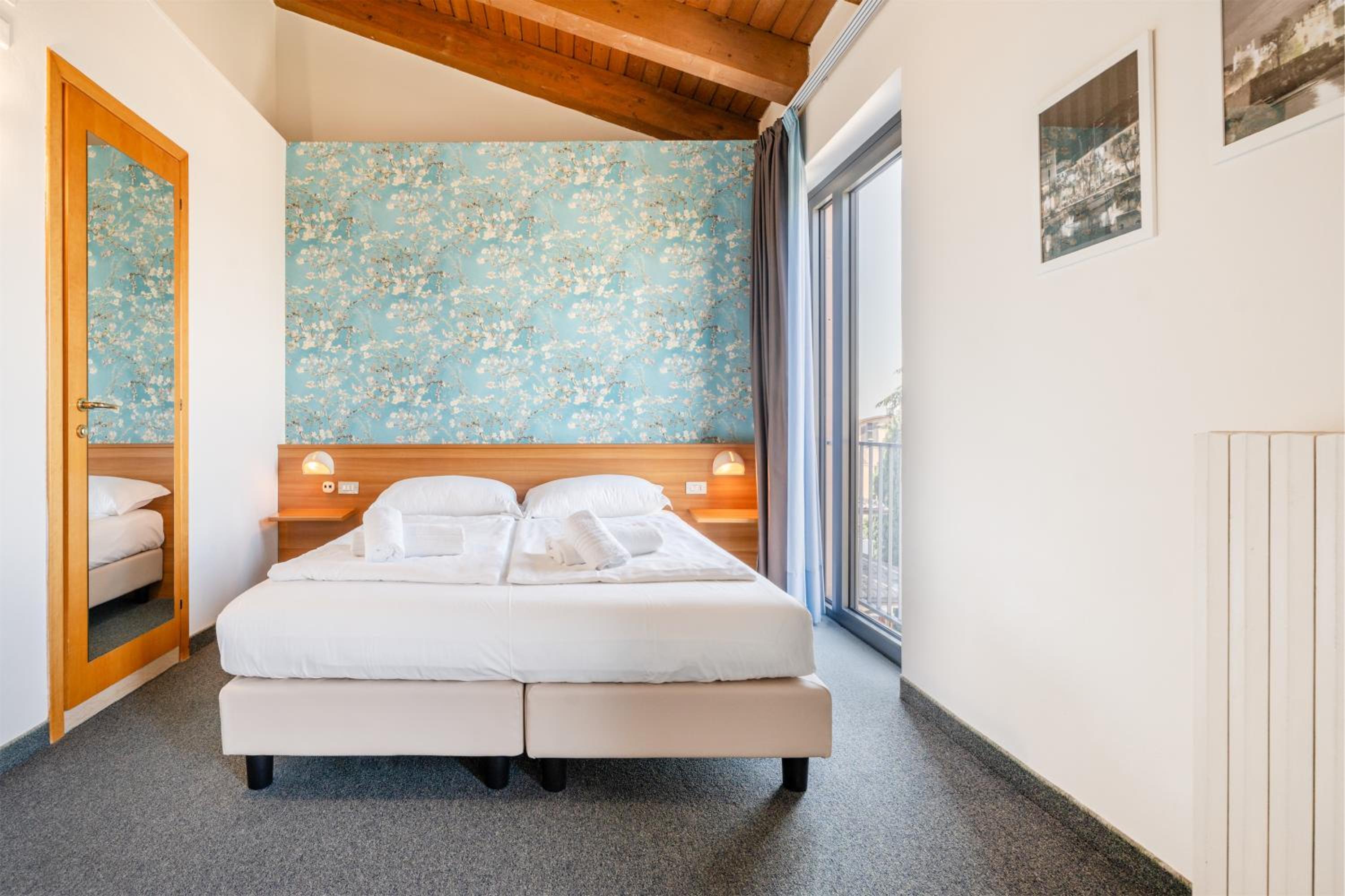 Deluxe Double or Twin Room with Lake View photo 1