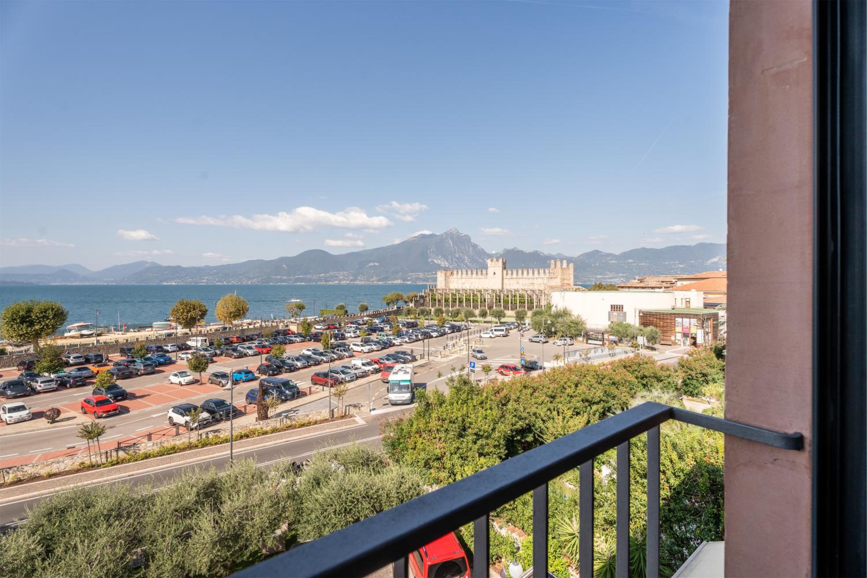 Deluxe Double or Twin Room with Lake View photo 3
