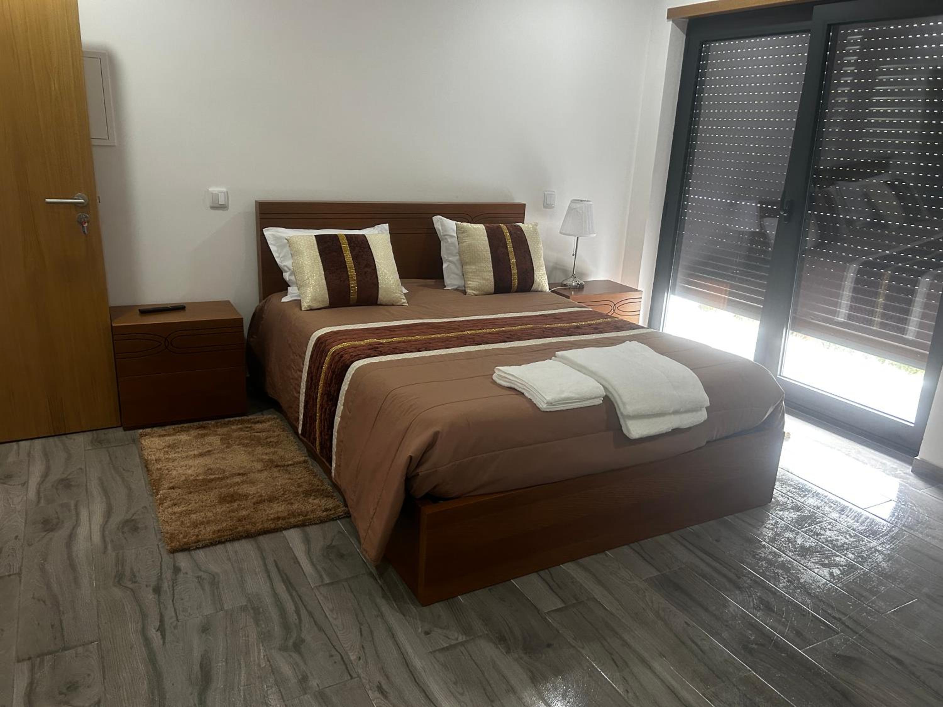 Double Room with Balcony - Photo 8