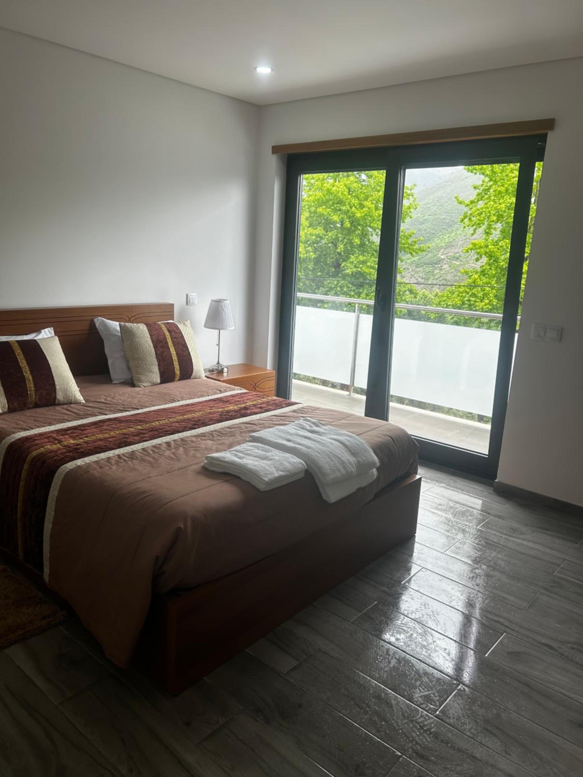 Double Room with Balcony - Photo 9