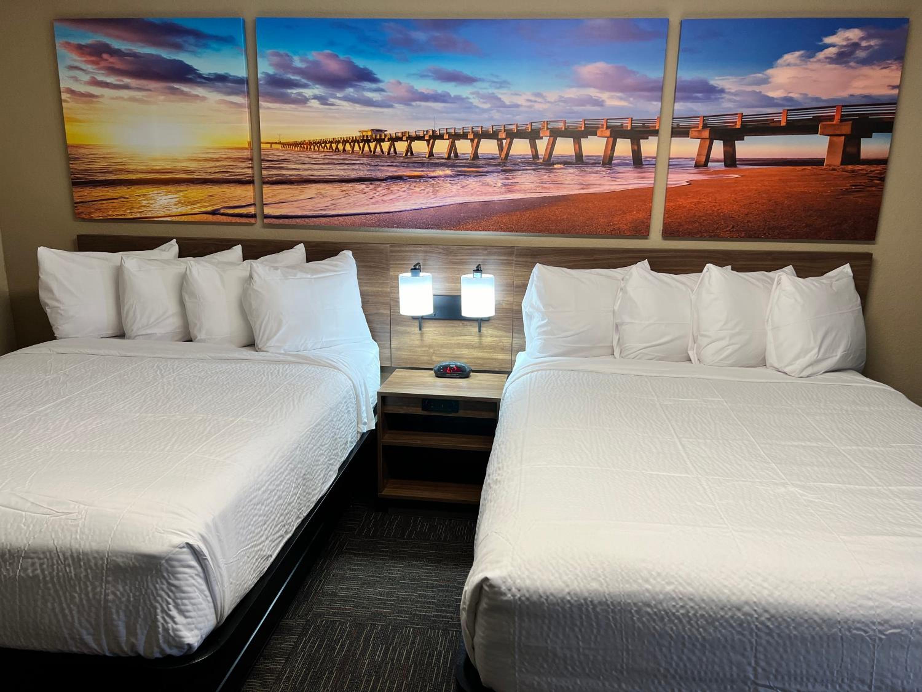 Queen Room With Two Queen Beds - Non-Smoking - Photo 1