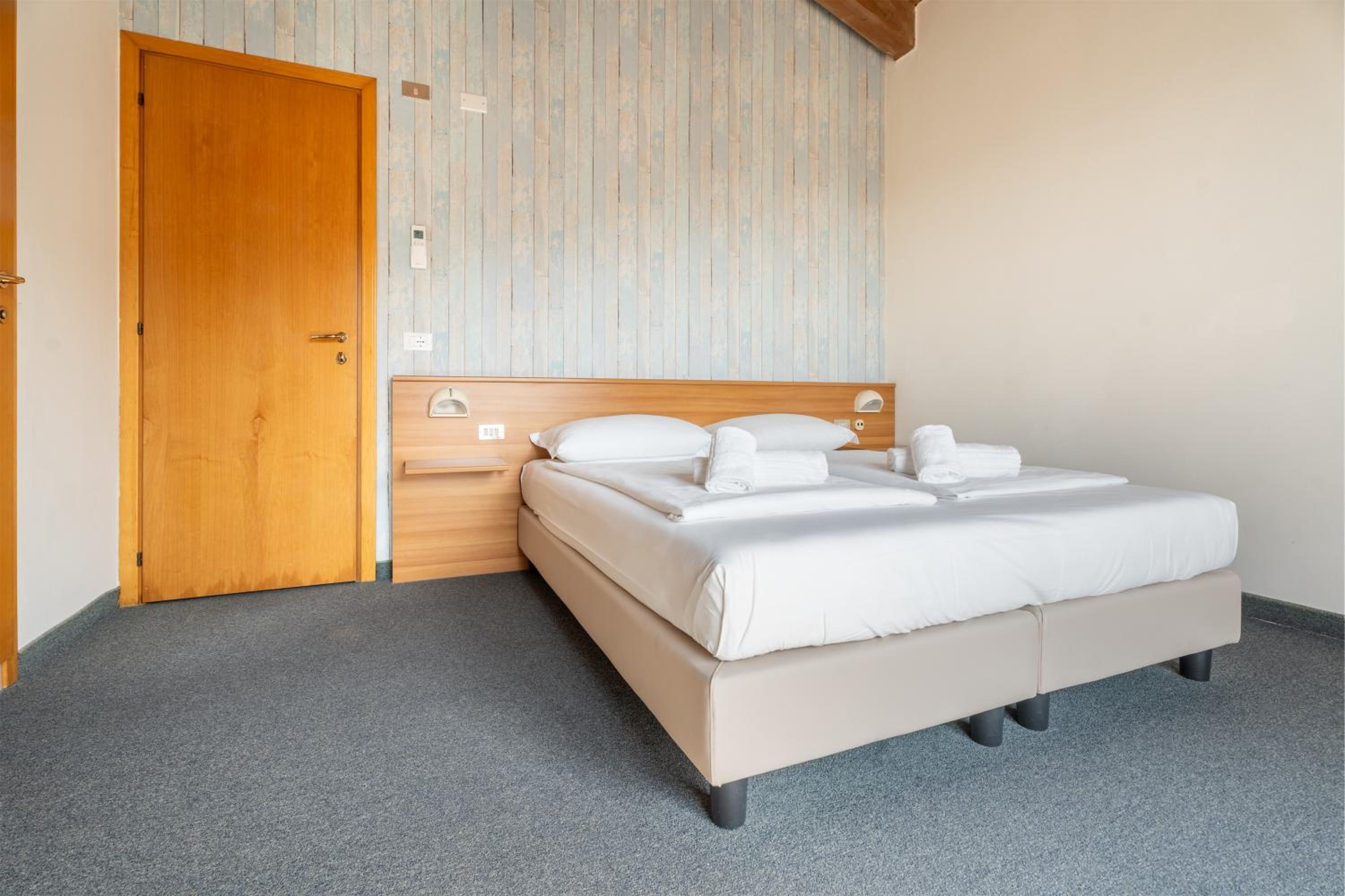 Double or Twin Room with Balcony photo 2