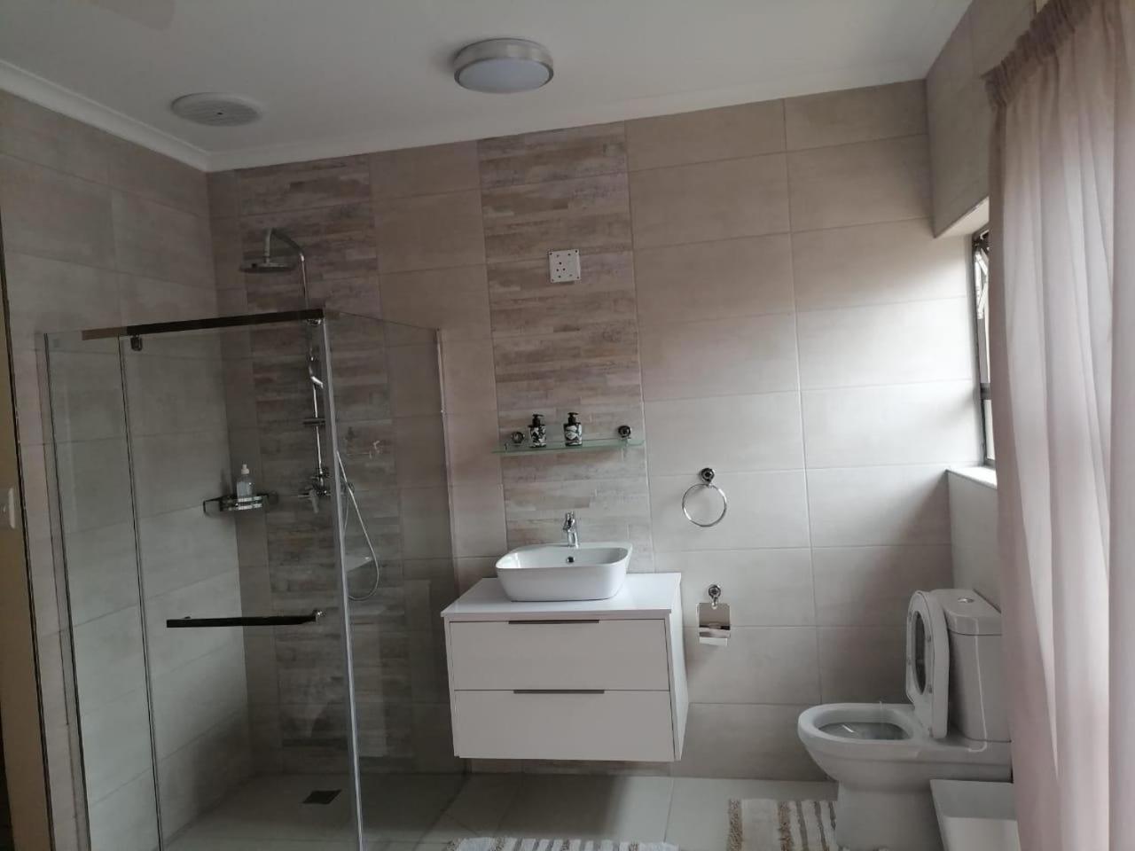 Standard King Room photo 2