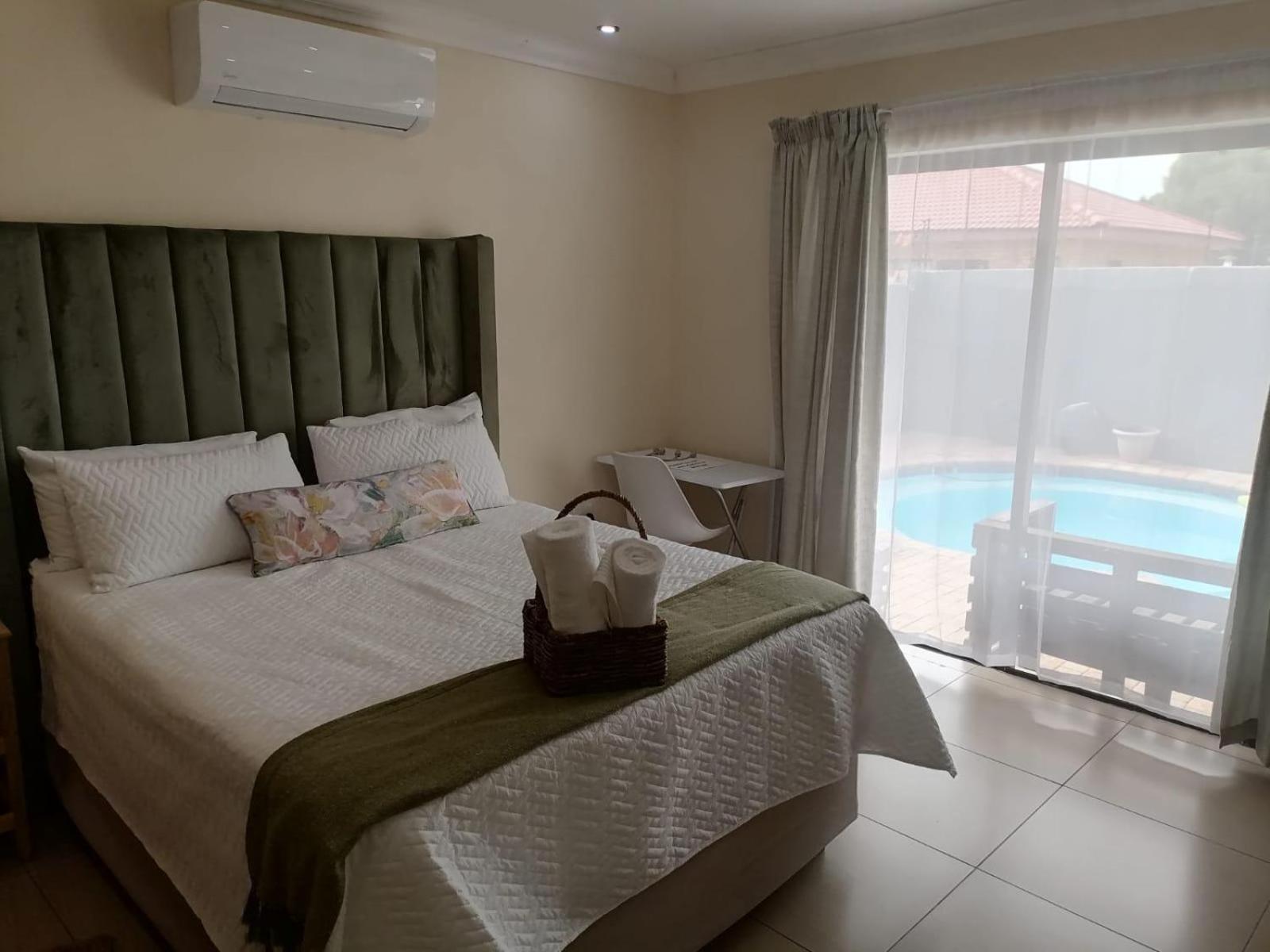 Double Room With Pool View photo 1