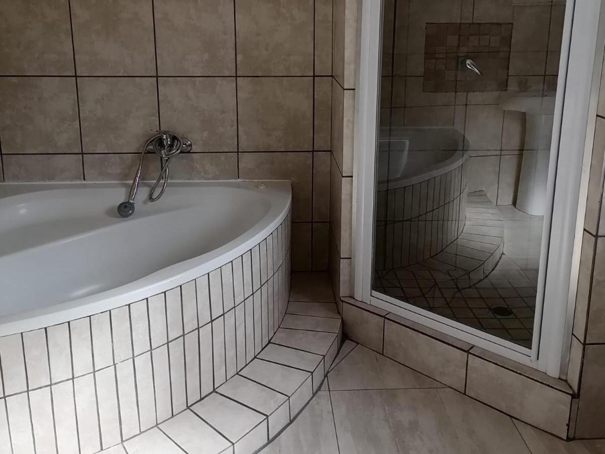 Double Room With Pool View photo 2