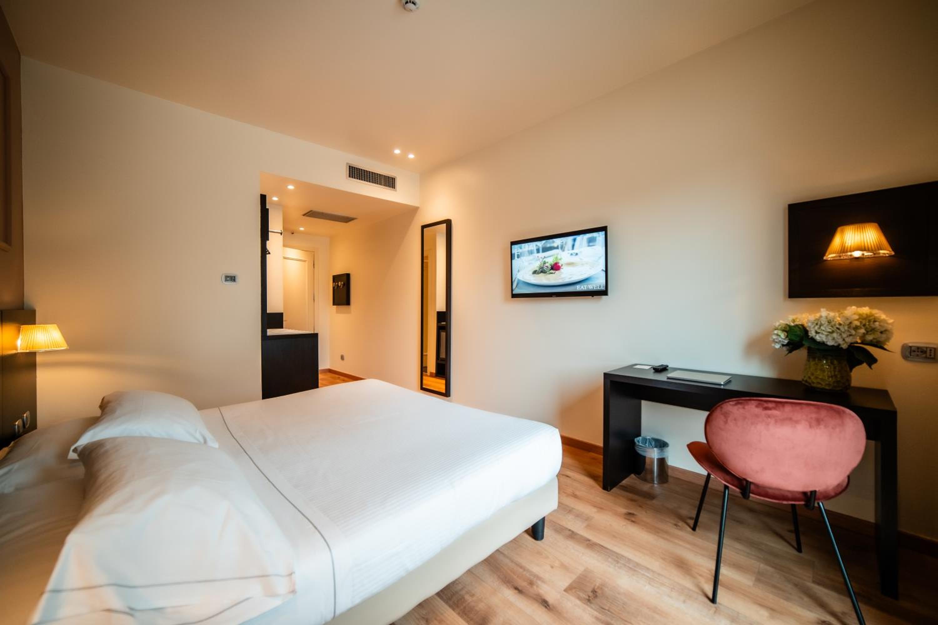 Double Room (1 Adult) - Photo 6