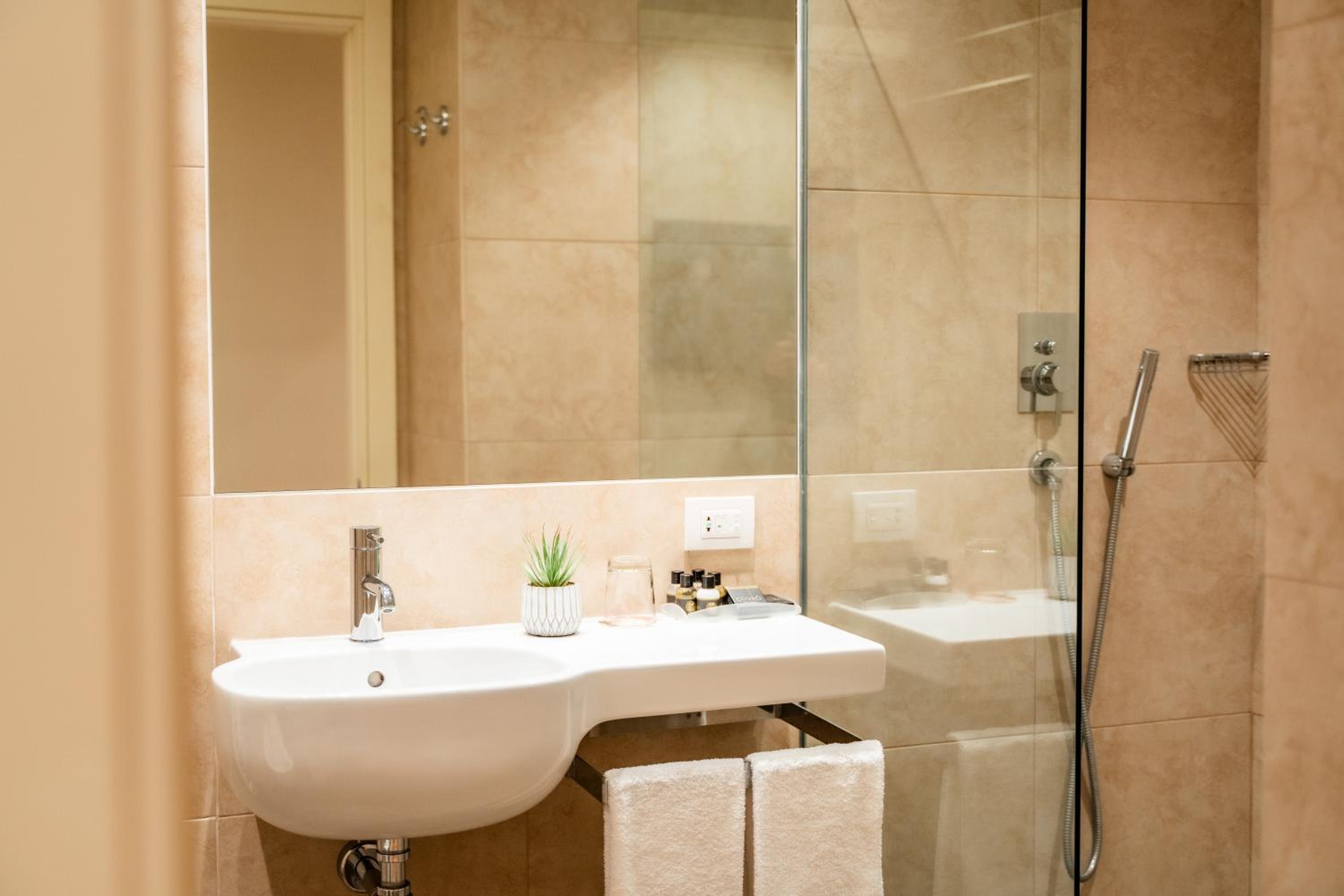 Twin Room - Photo 5