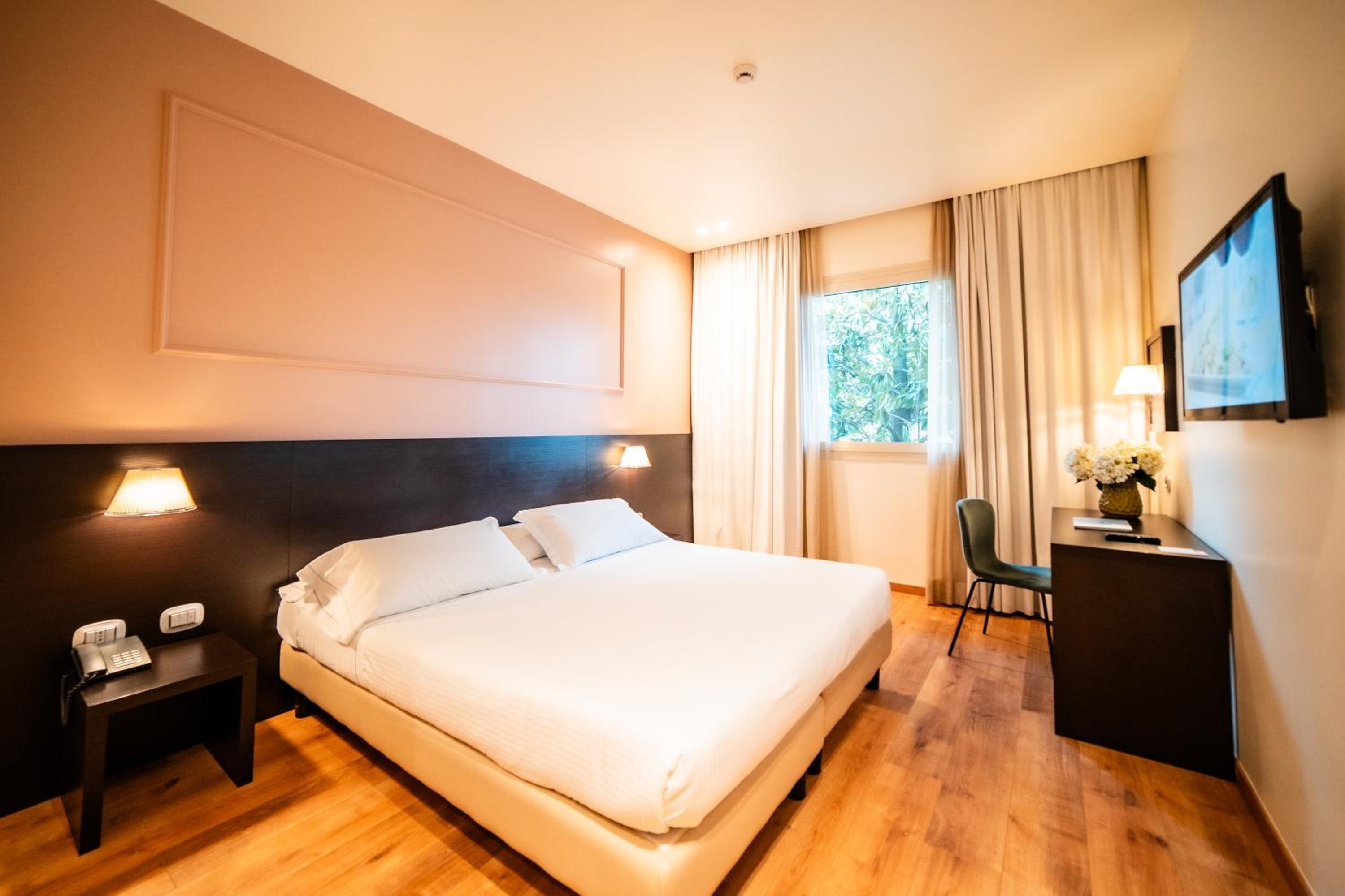 Double Room (1 Adult) - Photo 11