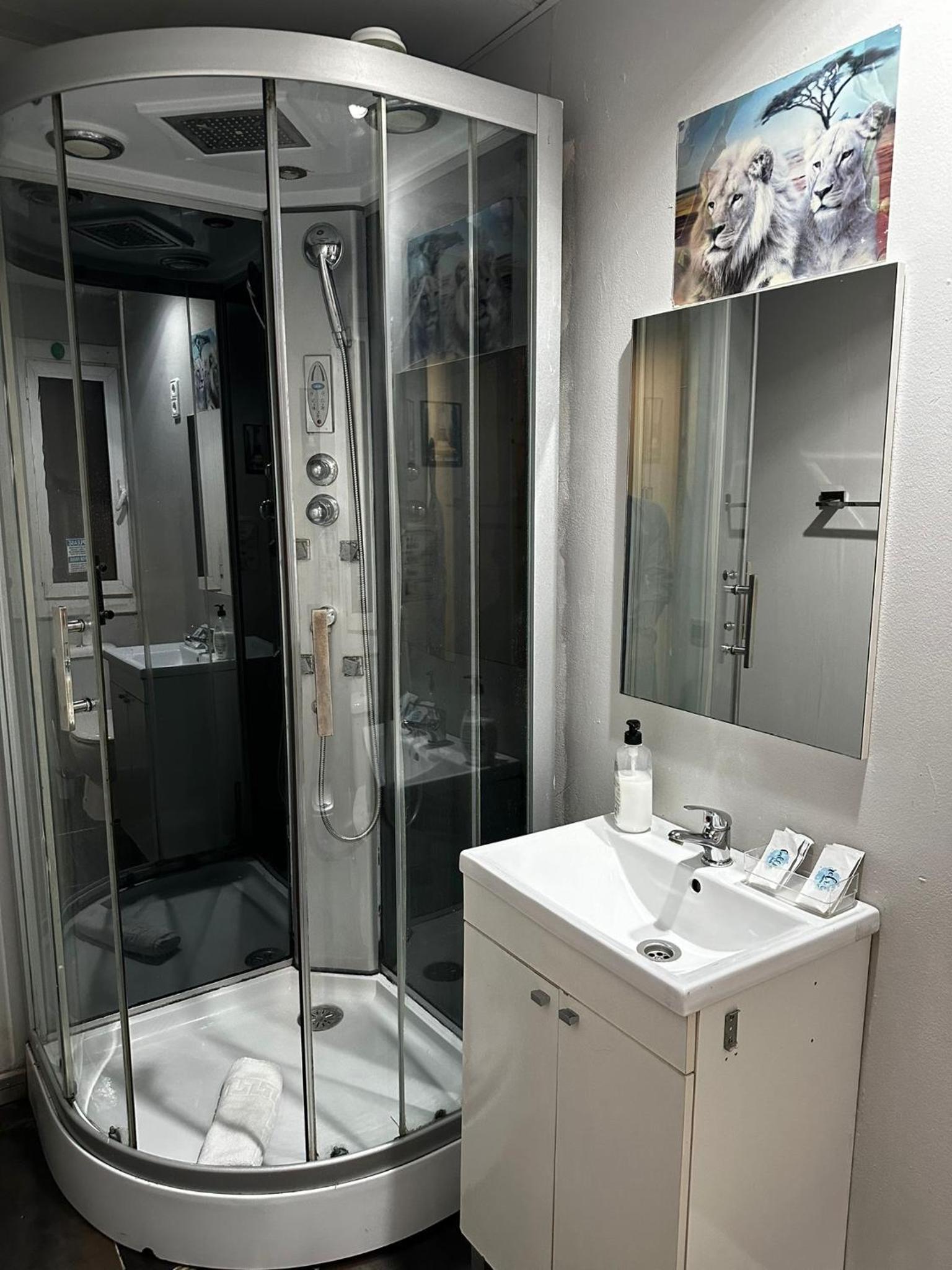 Single Room with Private Bathroom photo 3