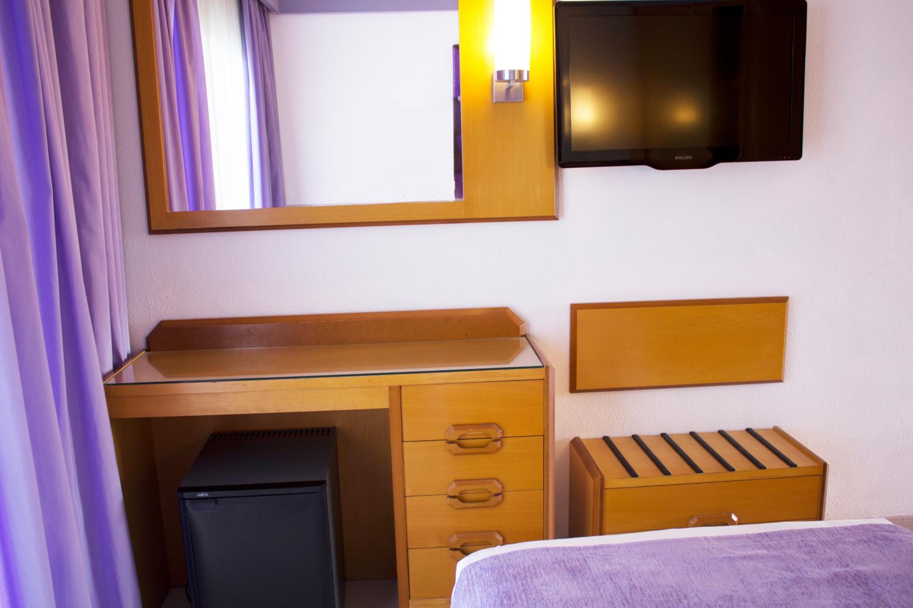 Single Room with Balcony thumbnail 5