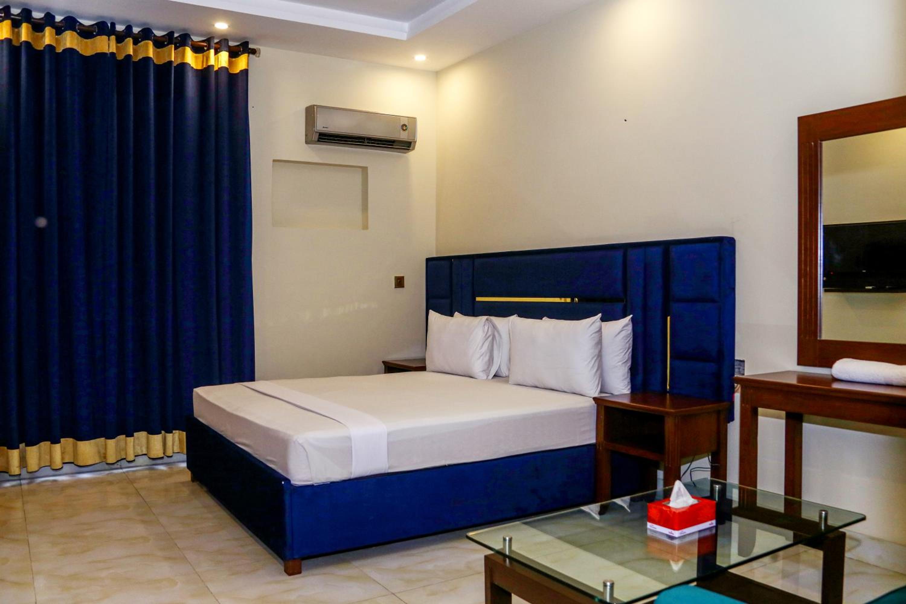Deluxe Family Room